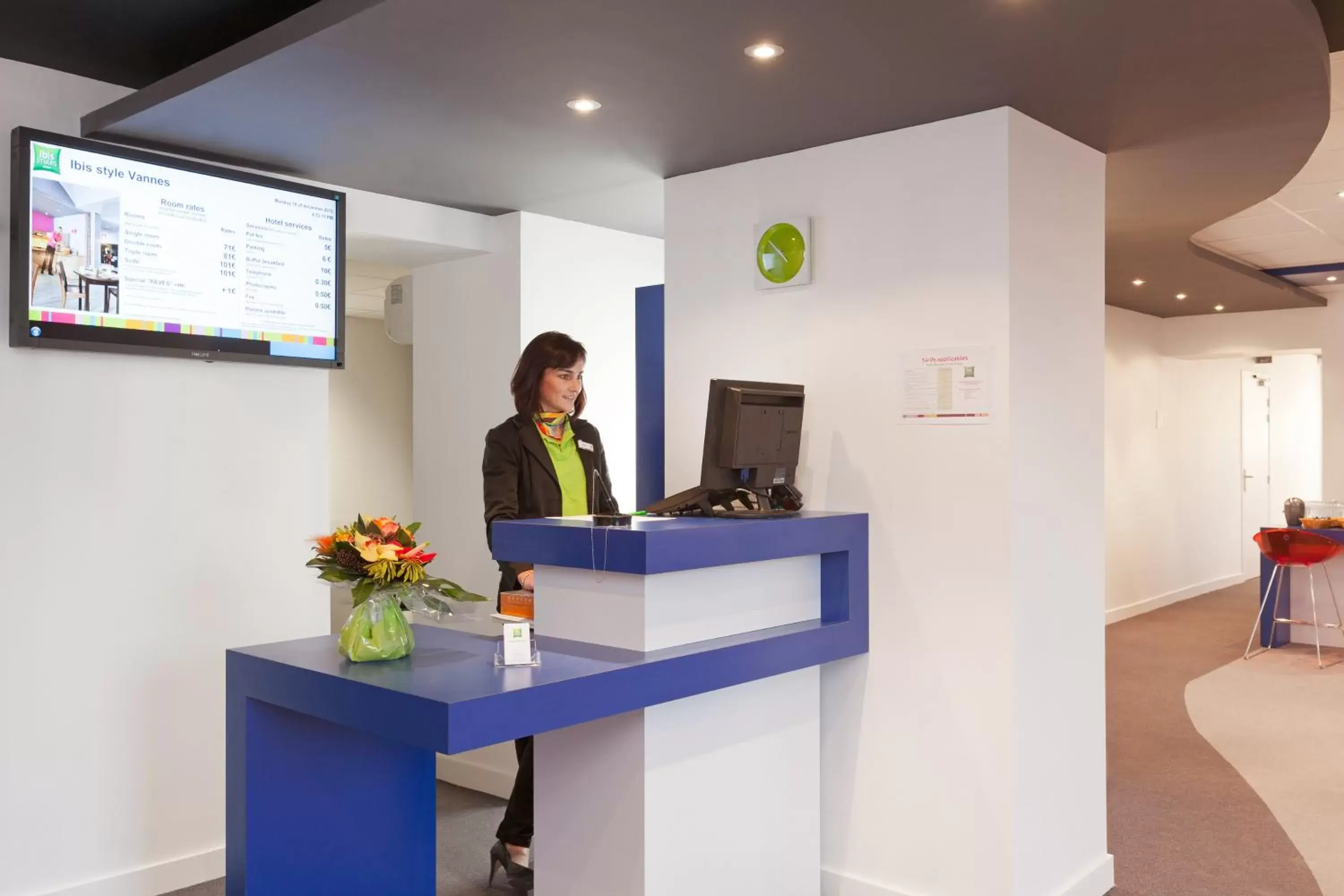 Lobby or reception, Staff in ibis Styles Vannes Gare Centre