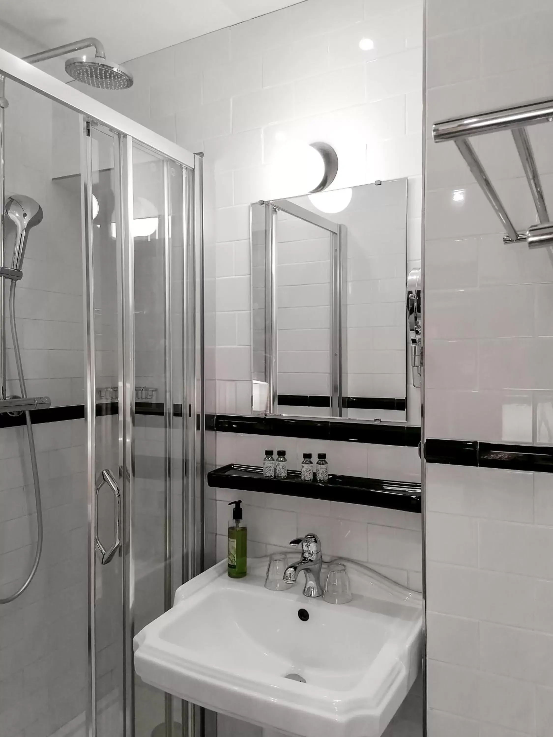 Shower, Bathroom in Hôtel de France, un hôtel AMMI