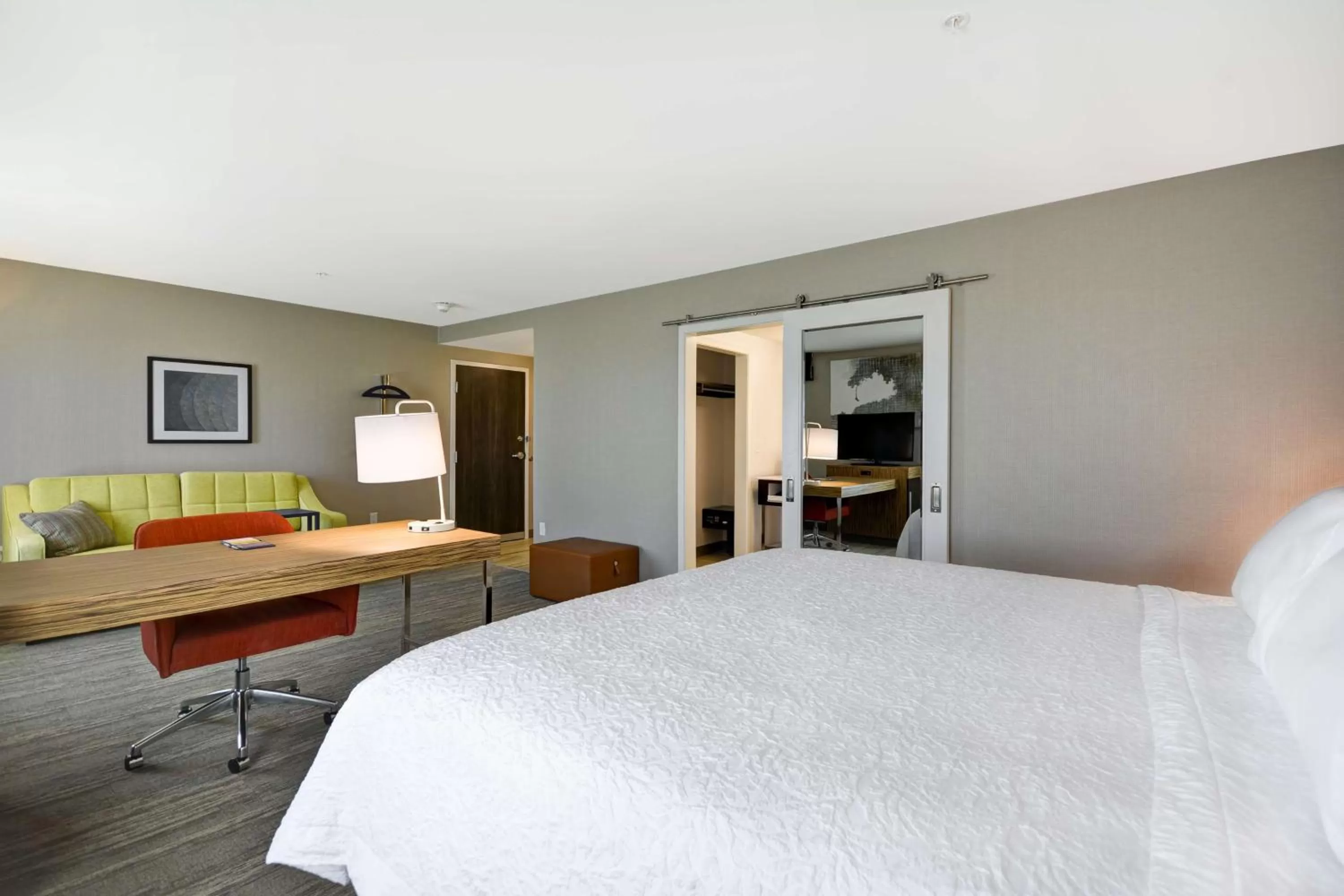 Bedroom, Bed in Hampton Inn & Suites Detroit/Warren