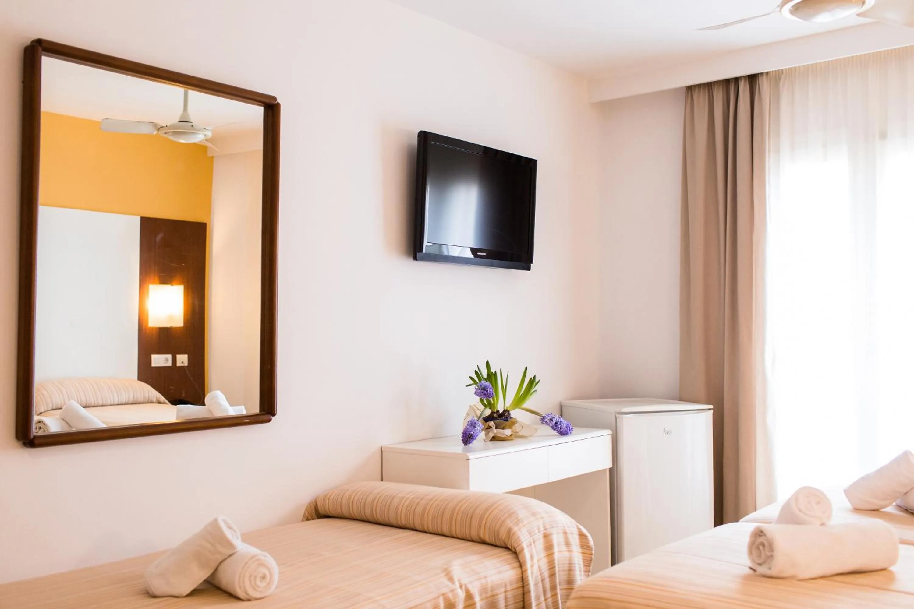 Photo of the whole room, Bed in Sagitario Hostal Ciutadella