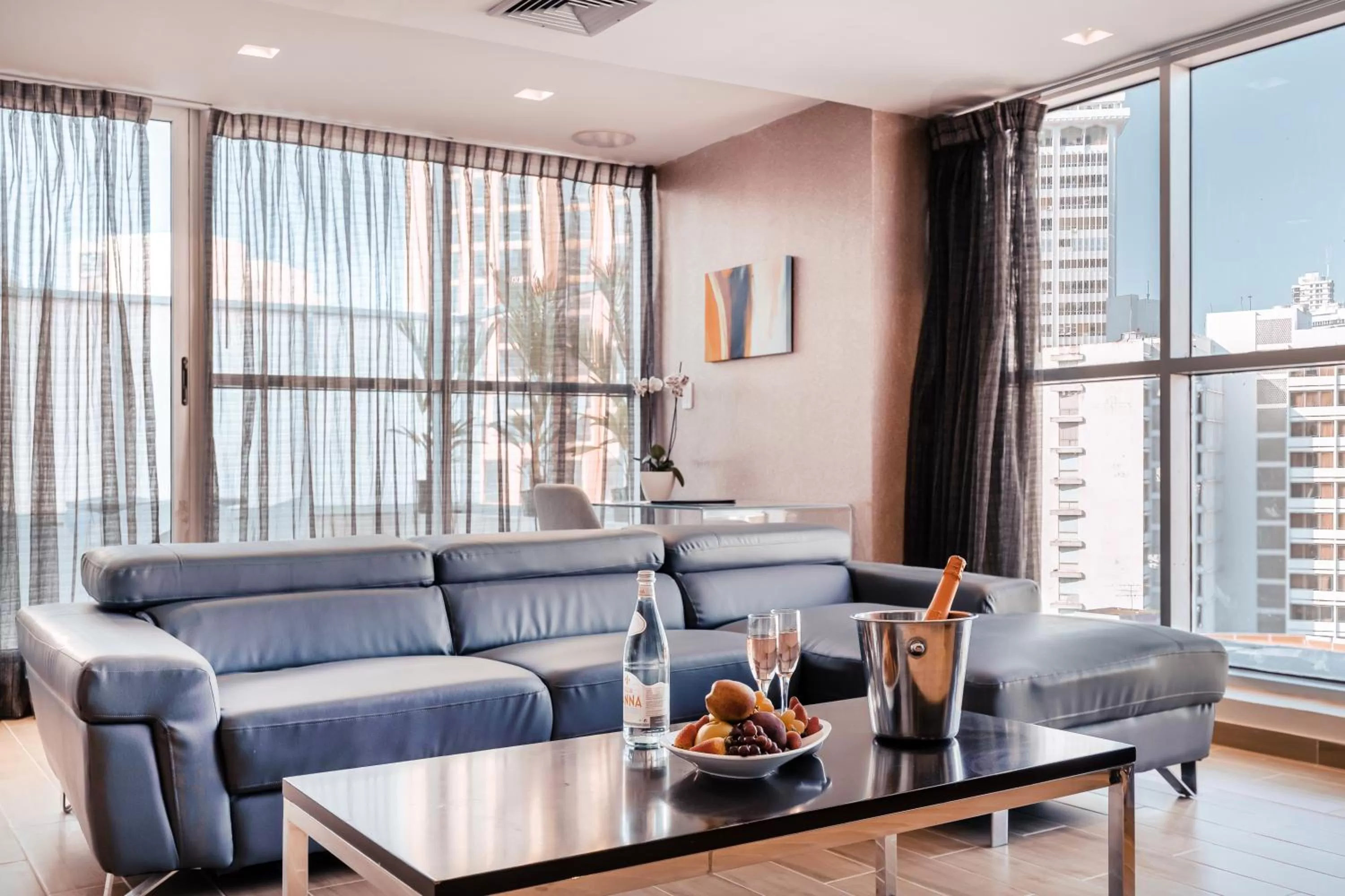 Photo of the whole room in Exe Oriental Panamá