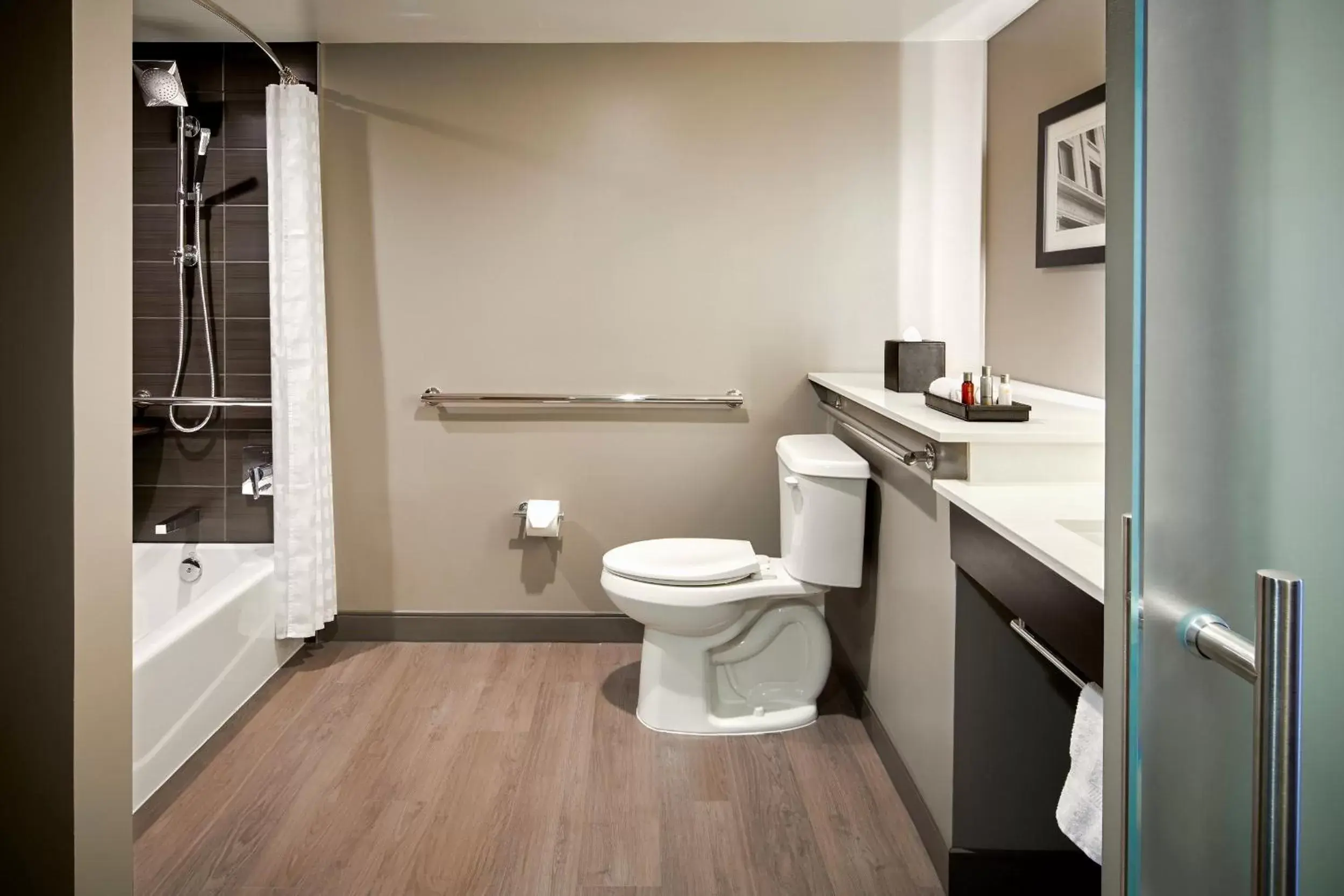 Bathroom in Dallas-Addison Marriott Quorum by the Galleria