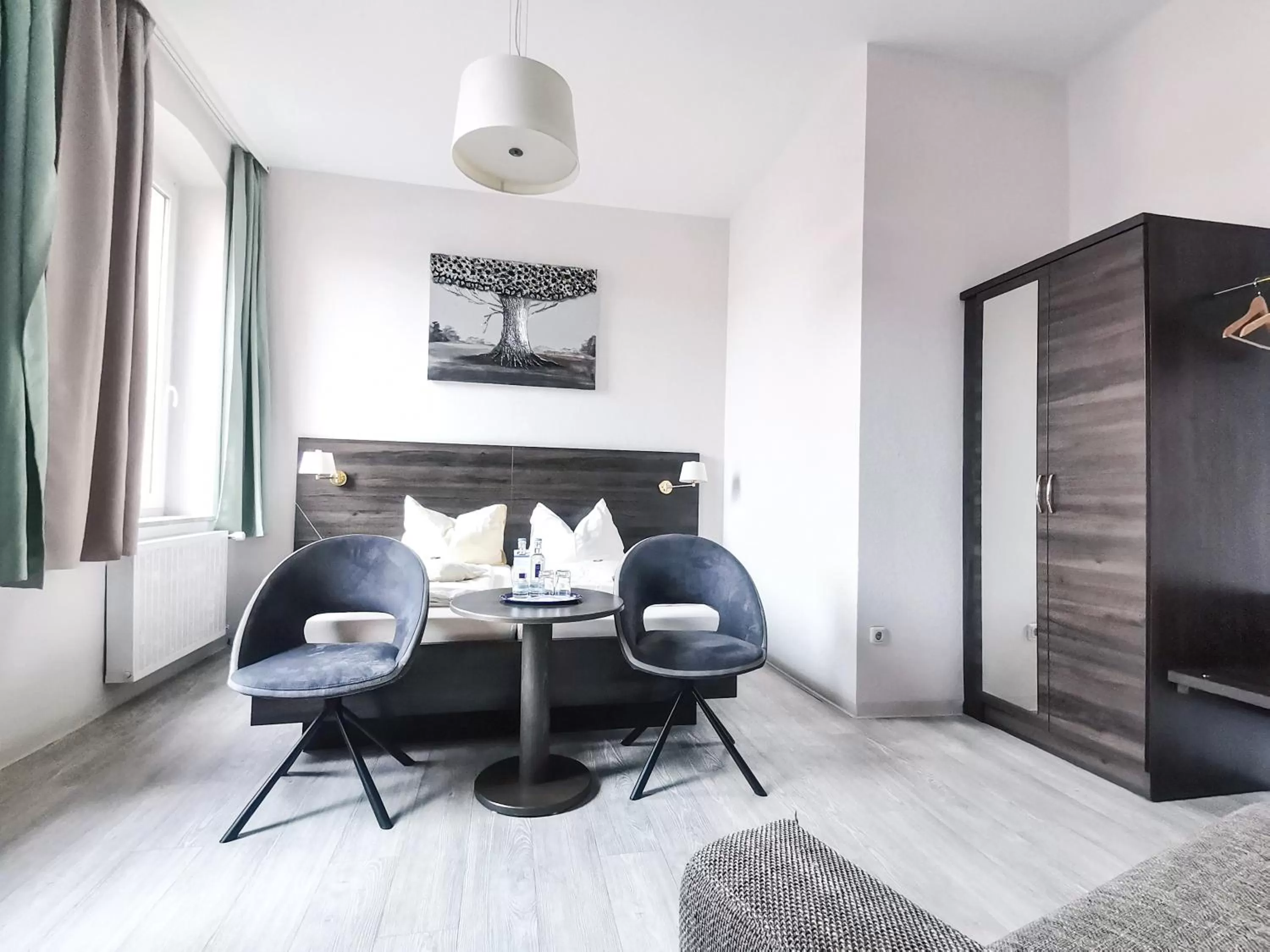 Bed, Seating Area in Hotel Kitzinger Hof an der B8