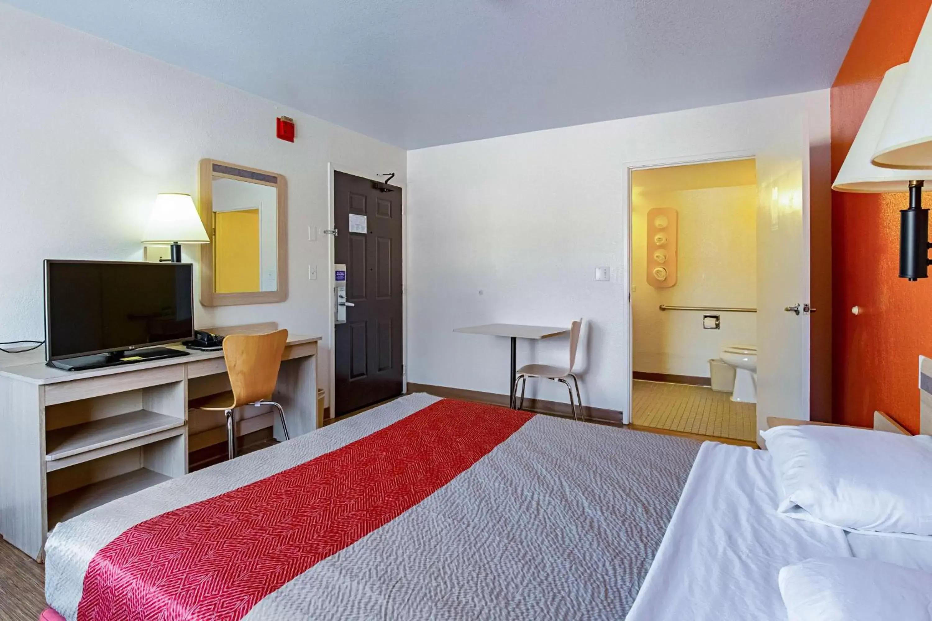 TV and multimedia, Bed in Motel 6-Palatine, IL - Chicago Northwest