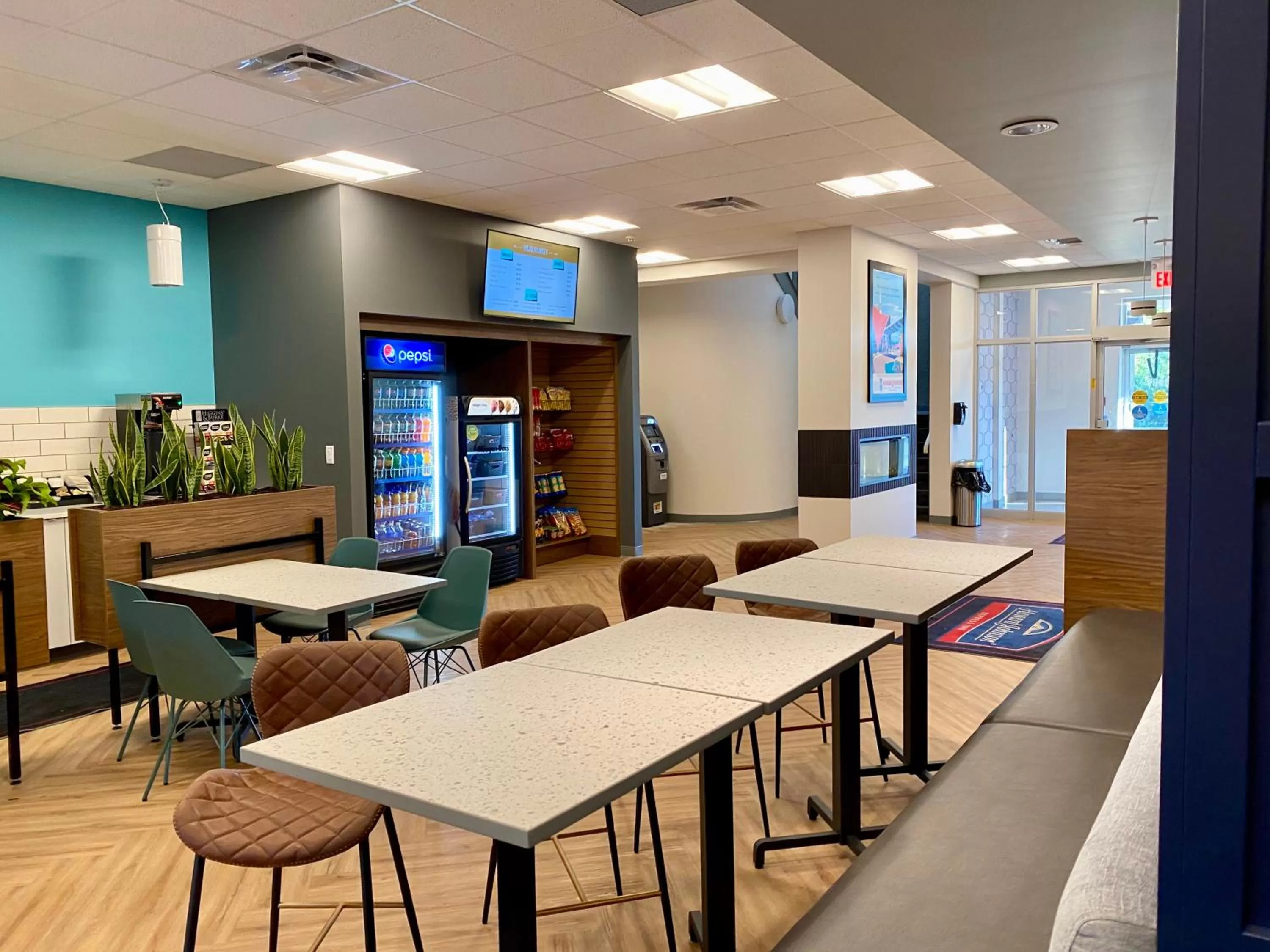 Dining area in Howard Johnson by Wyndham Winnipeg West