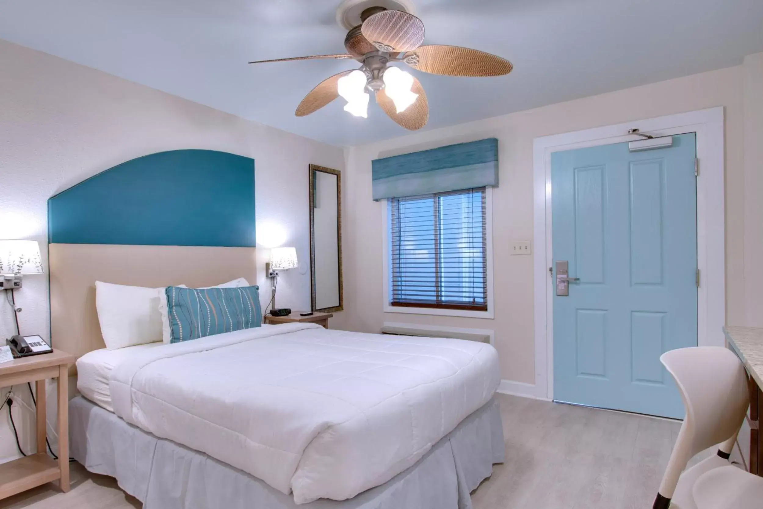 Photo of the whole room, Bed in Seaside Inn - Isle of Palms
