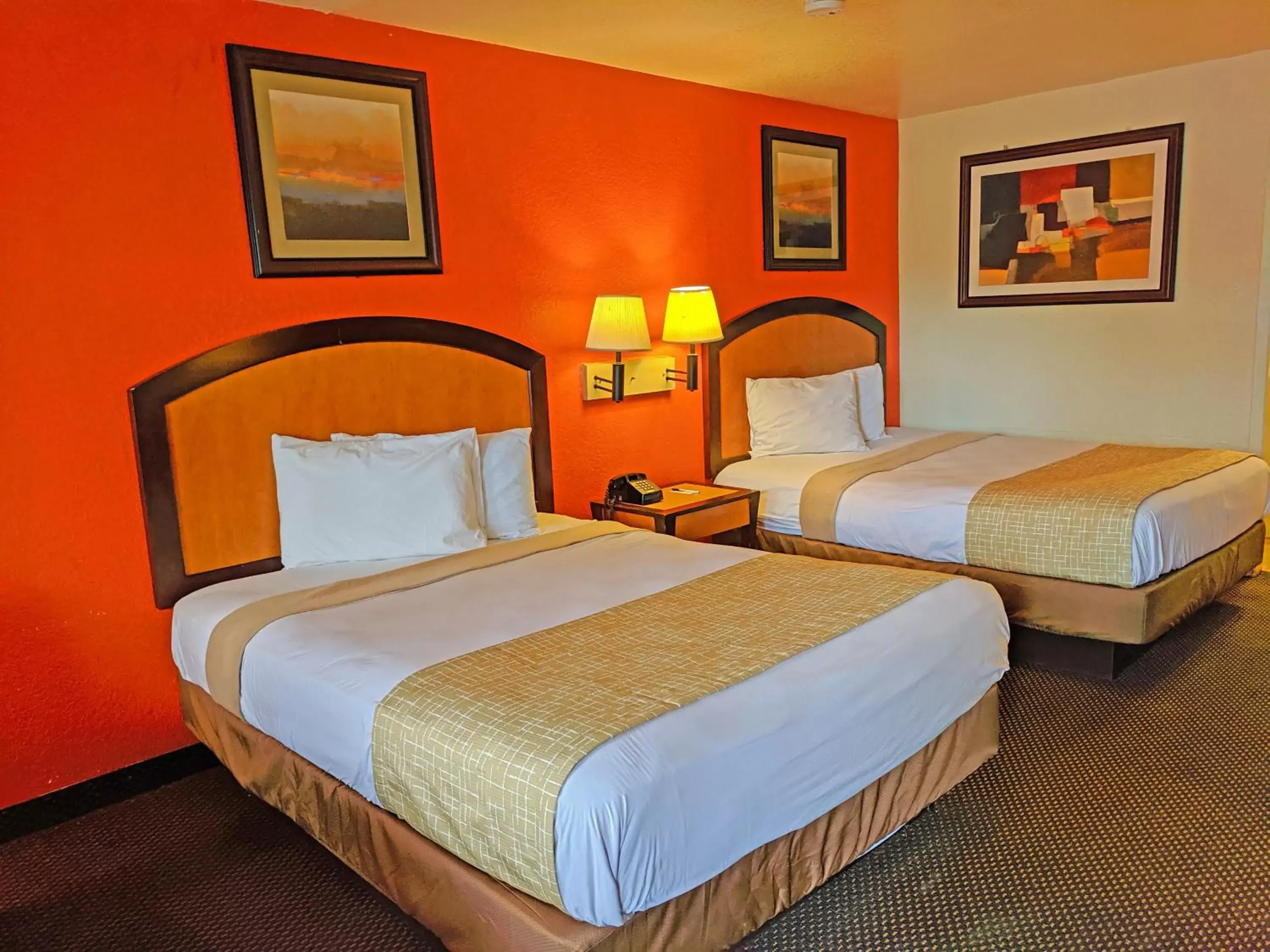 Bed in Travelodge by Wyndham Houston Hobby Airport