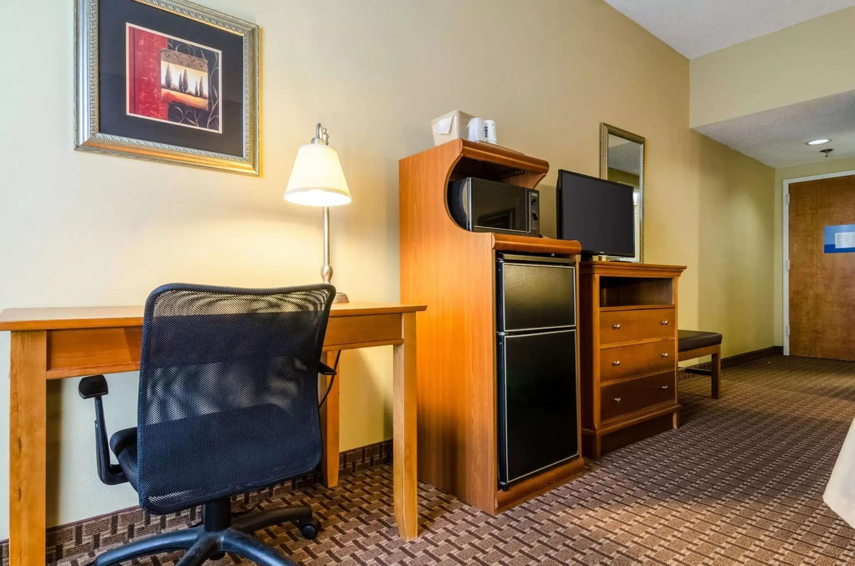 Photo of the whole room, TV/Entertainment Center in Quality Inn Lumberton