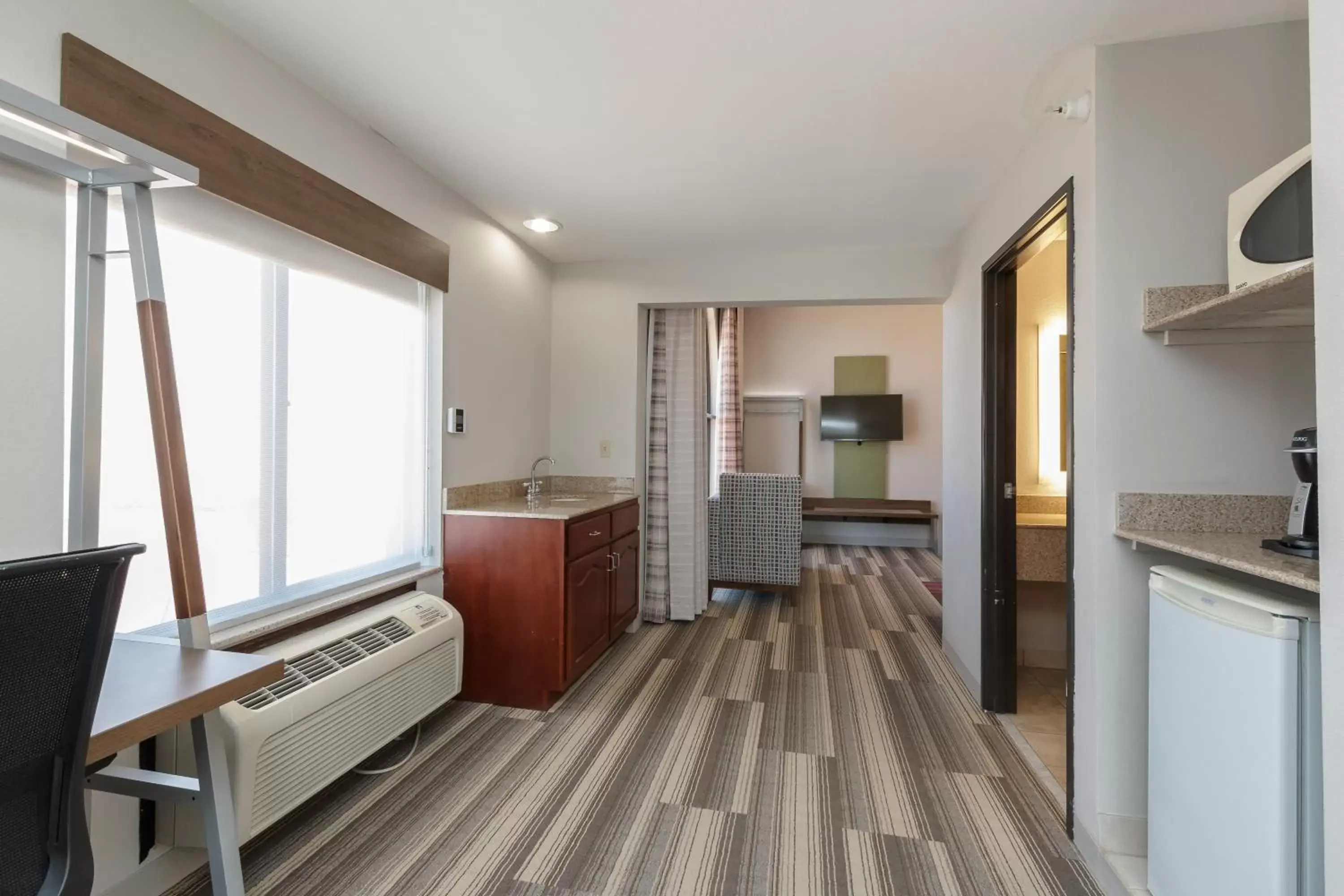 Bedroom, Seating Area in Holiday Inn Express & Suites - South Bend - Notre Dame Univ.