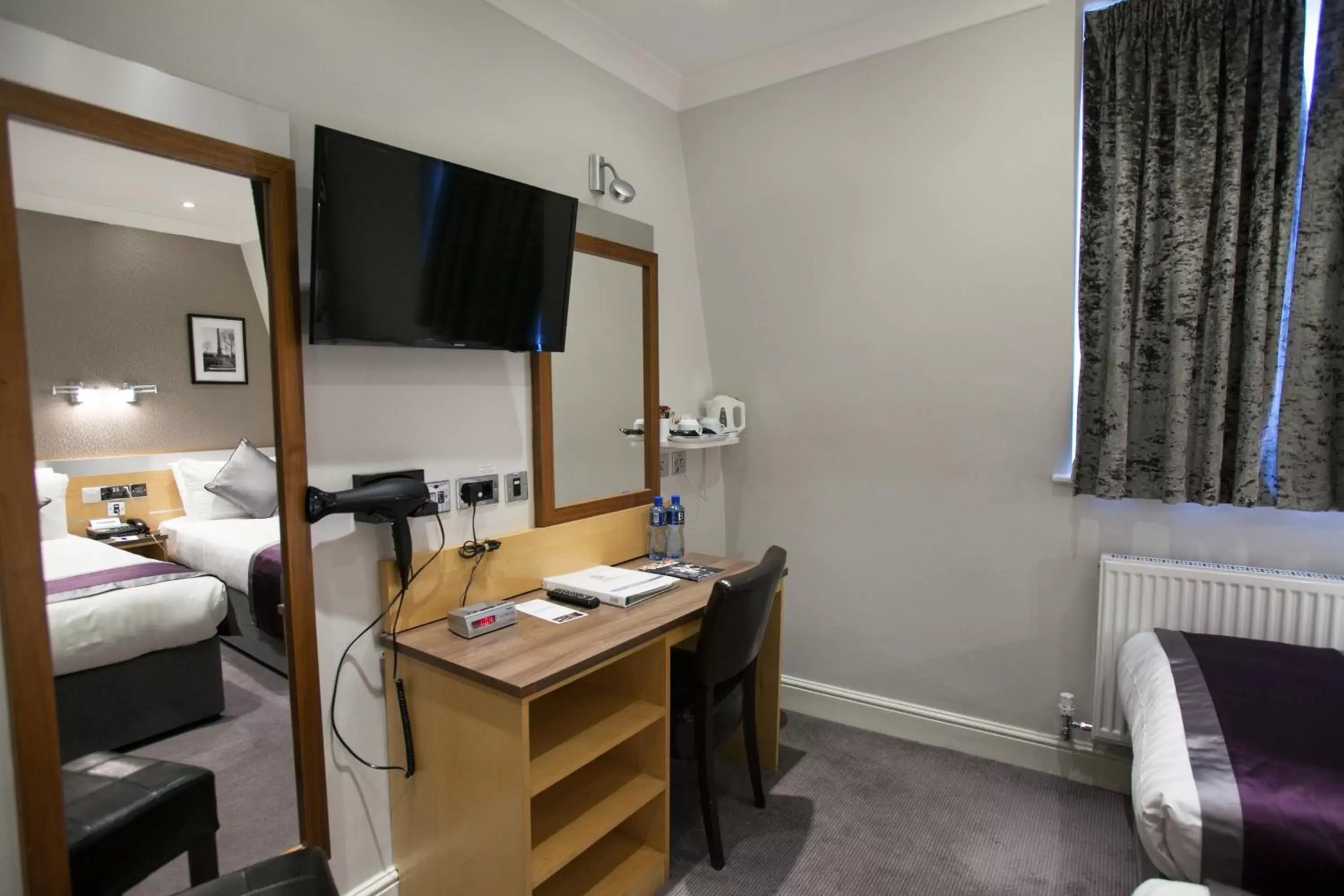 TV and multimedia, TV/Entertainment Center in Best Western Chiswick Palace & Suites London