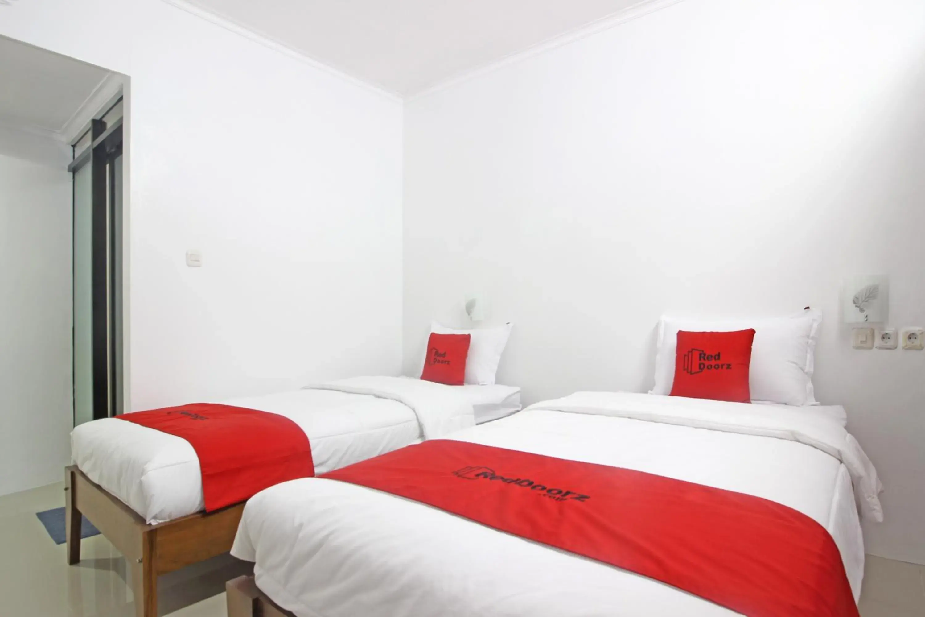 Bedroom, Bed in RedDoorz @ Jalan Ringroad Selatan