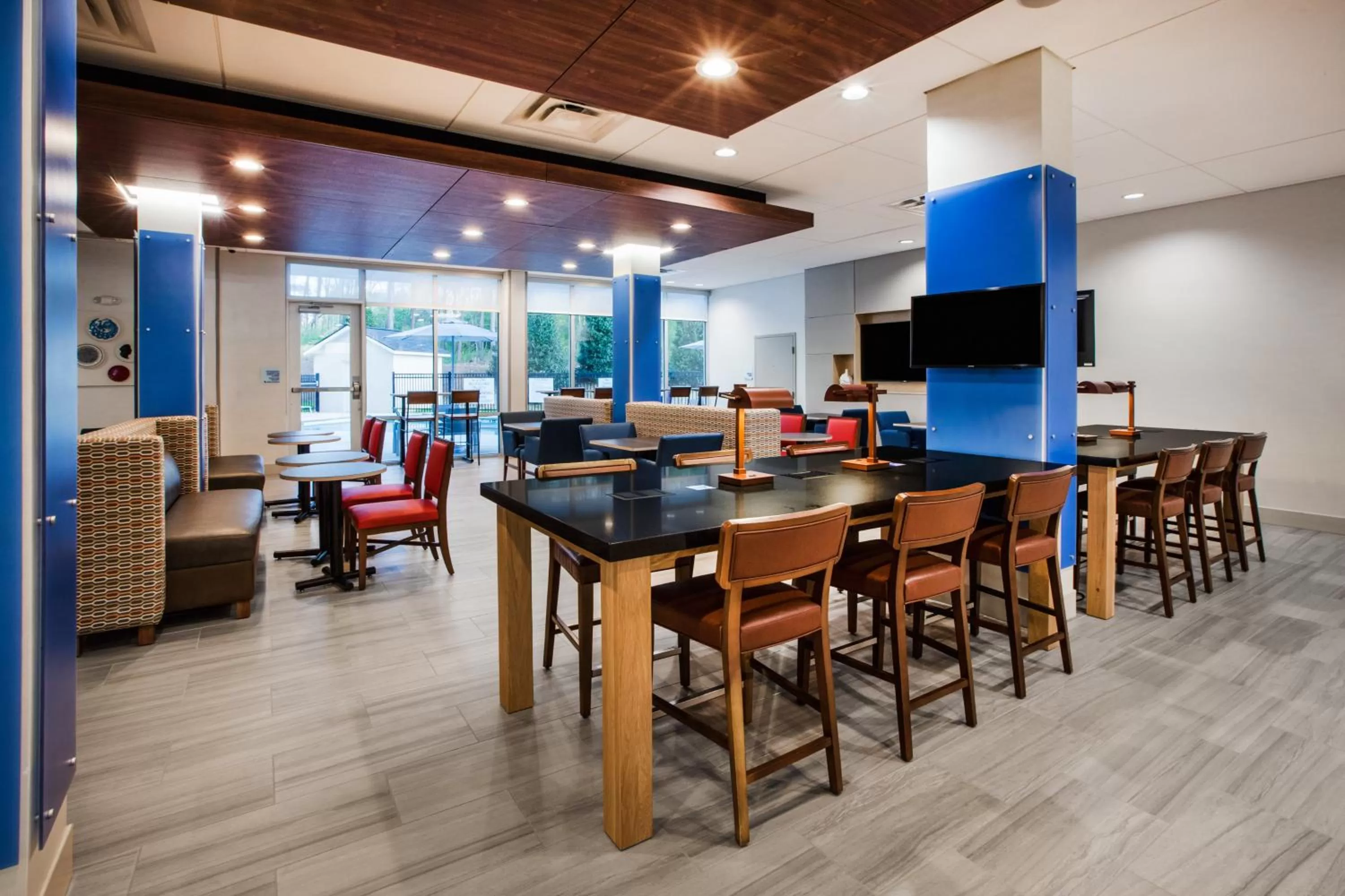 Property building in Holiday Inn Express & Suites Atlanta N - Woodstock by IHG