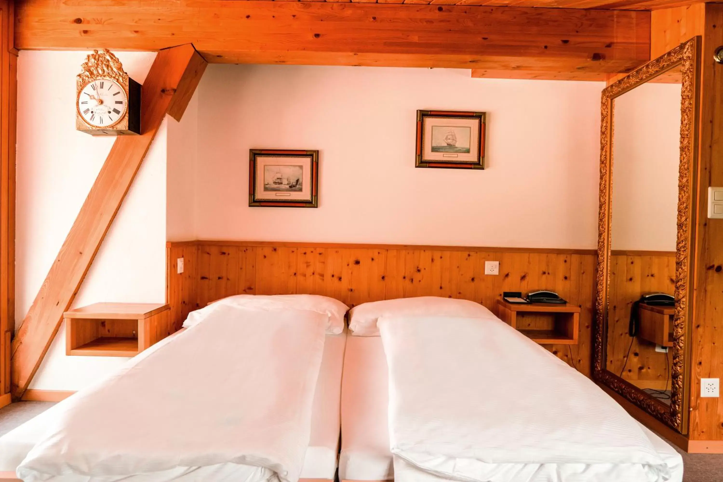 Bedroom, Bed in Hillsite Hotel Restaurant Flims