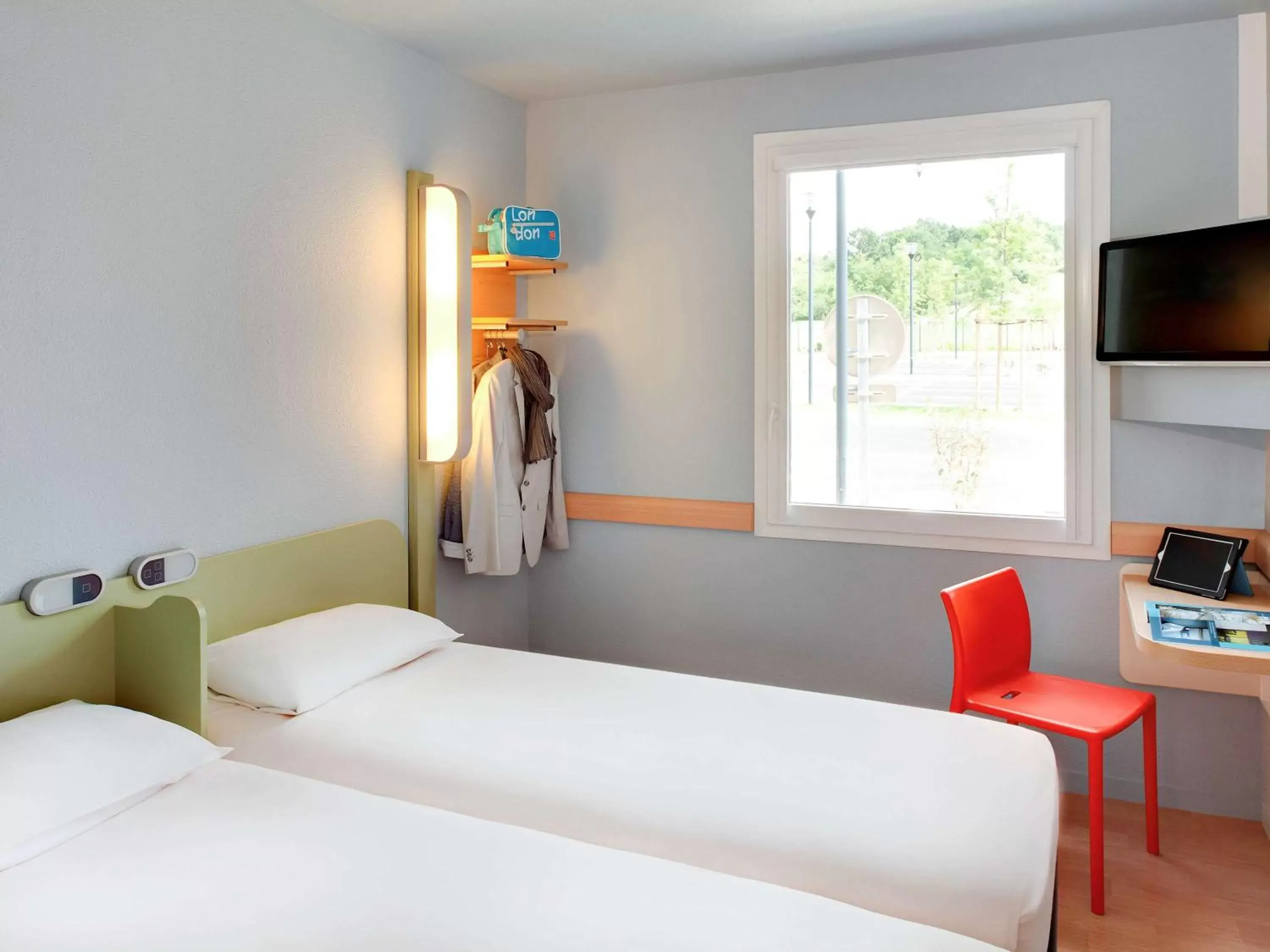 Photo of the whole room, Bed in ibis budget Saint Pourcain