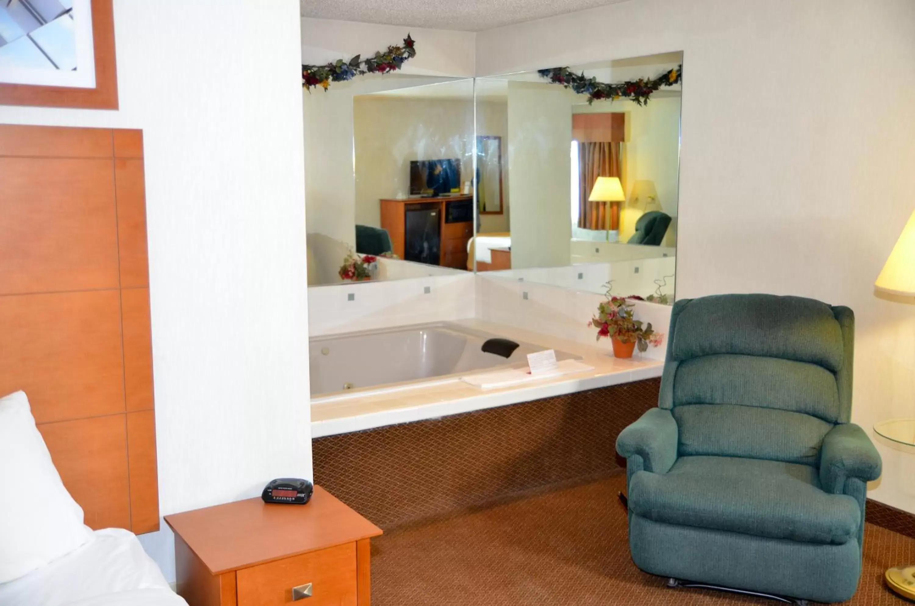 Living room, Bathroom in Baymont by Wyndham Port Huron