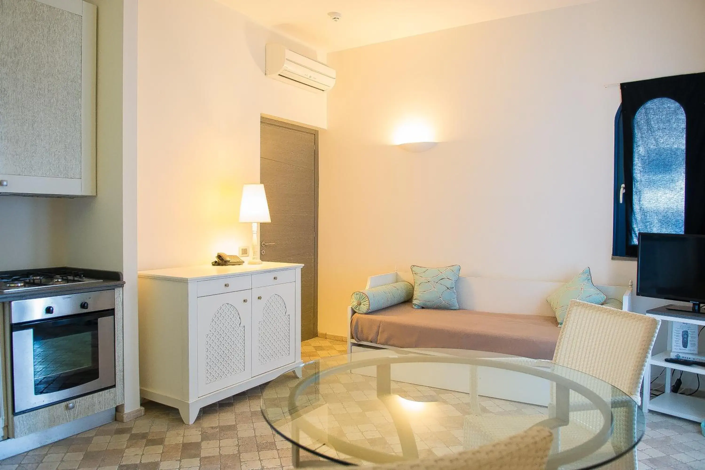 Kitchen or kitchenette, Seating Area in Hotel Cutimare