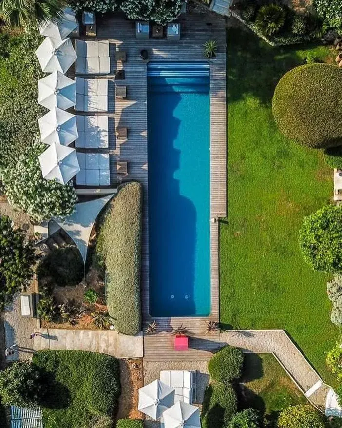 Day, Pool View in Toile Blanche