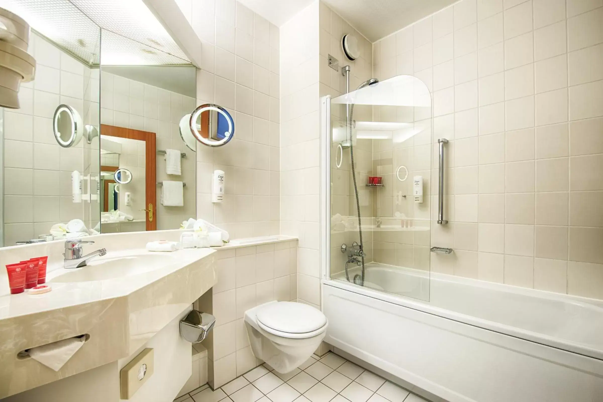 Bathroom in Leonardo Hotel Aachen