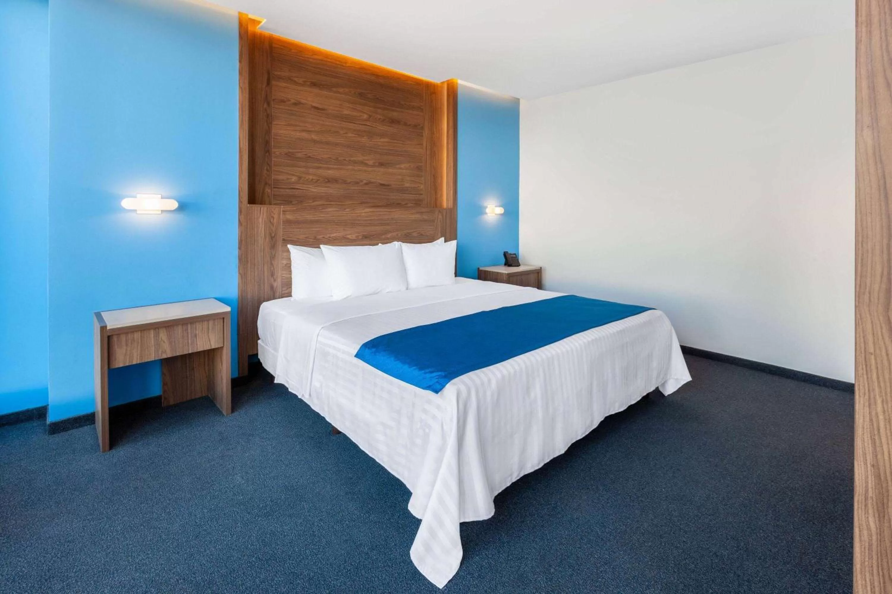 Photo of the whole room, Bed in Wyndham Puebla Angelopolis