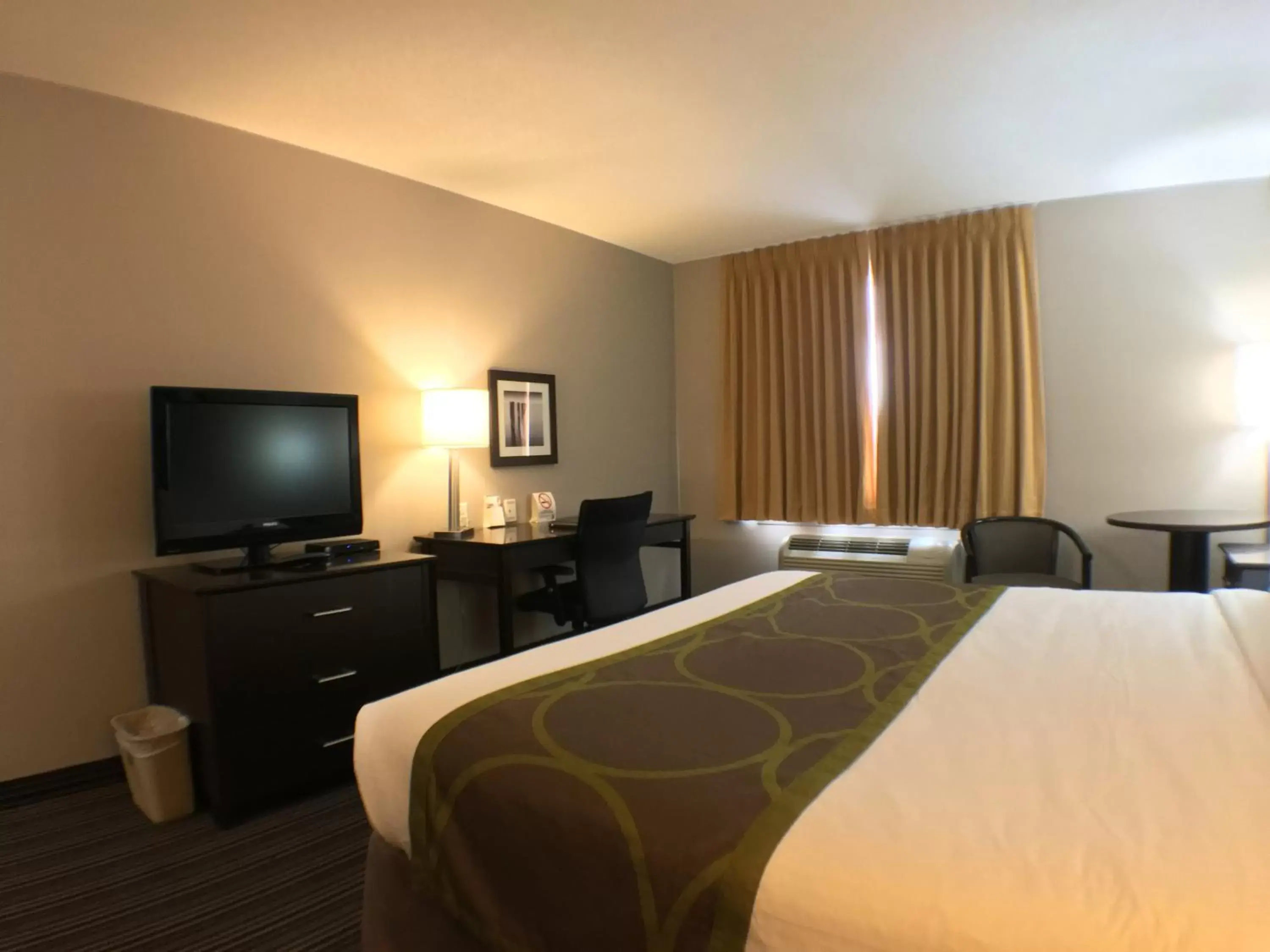 Photo of the whole room, Bed in Super 8 by Wyndham Kapuskasing