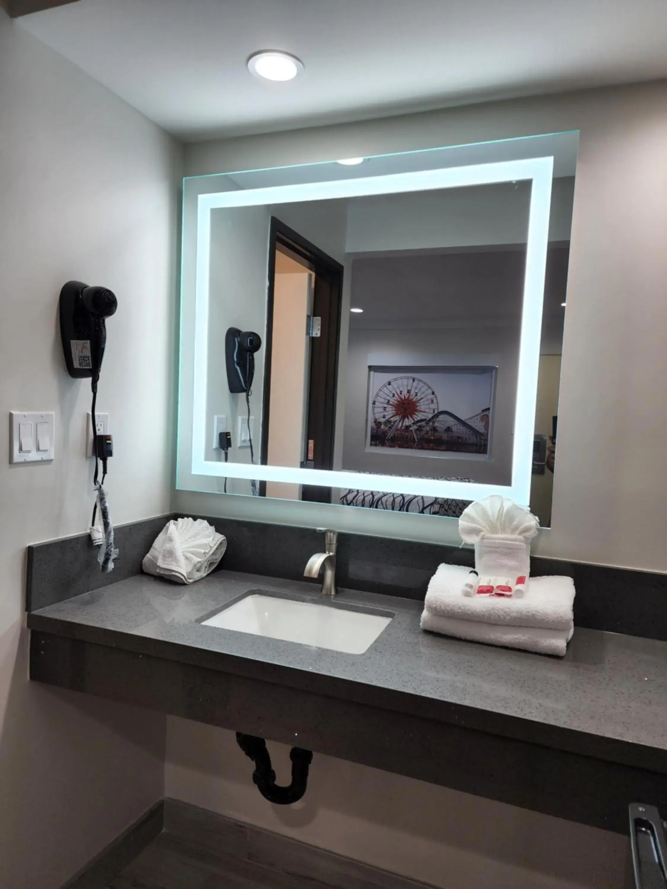 Bathroom in Travelodge Inn & Suites by Wyndham Fullerton