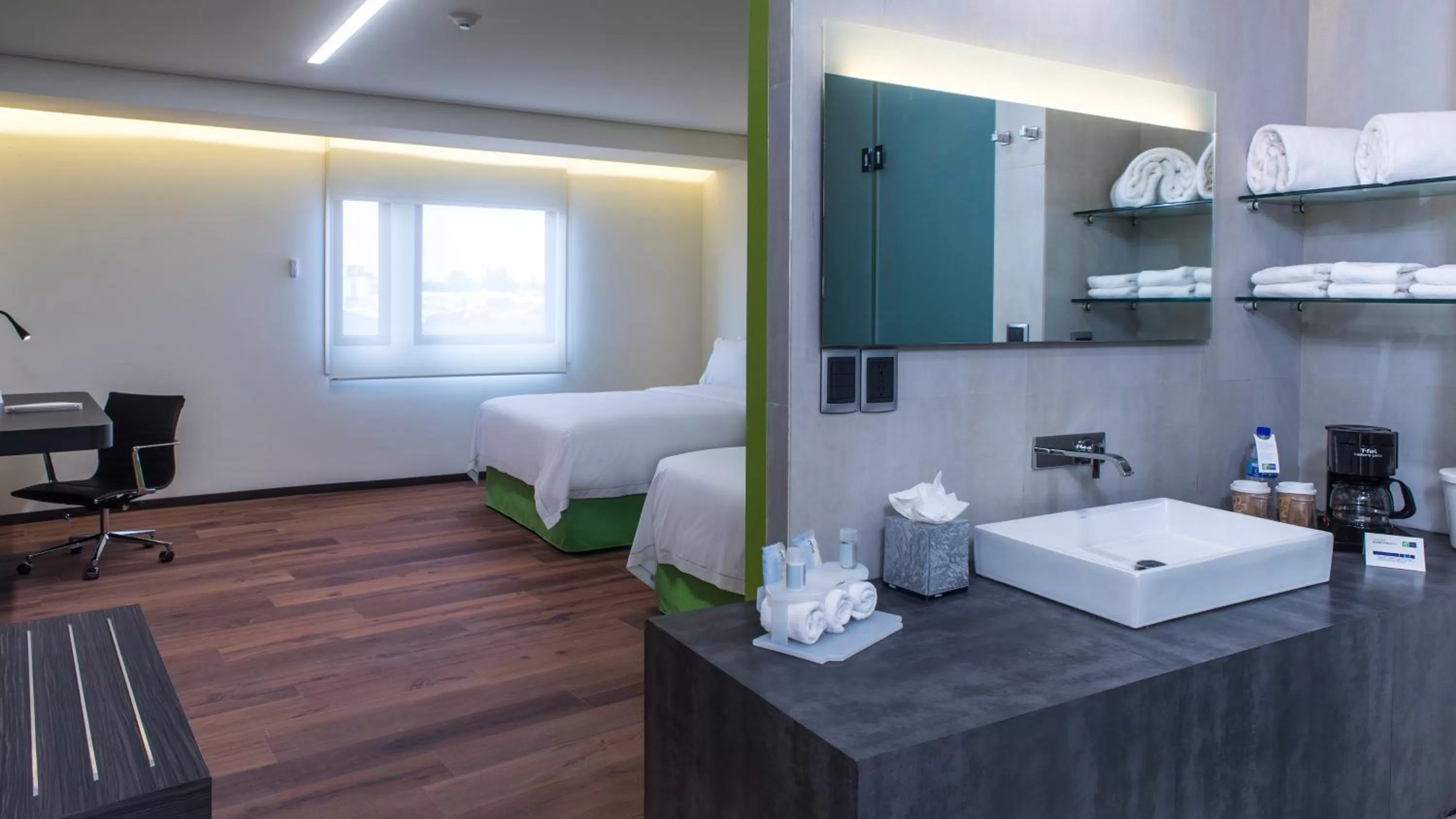 Guests, Bed in Holiday Inn Express Mexico Aeropuerto by IHG