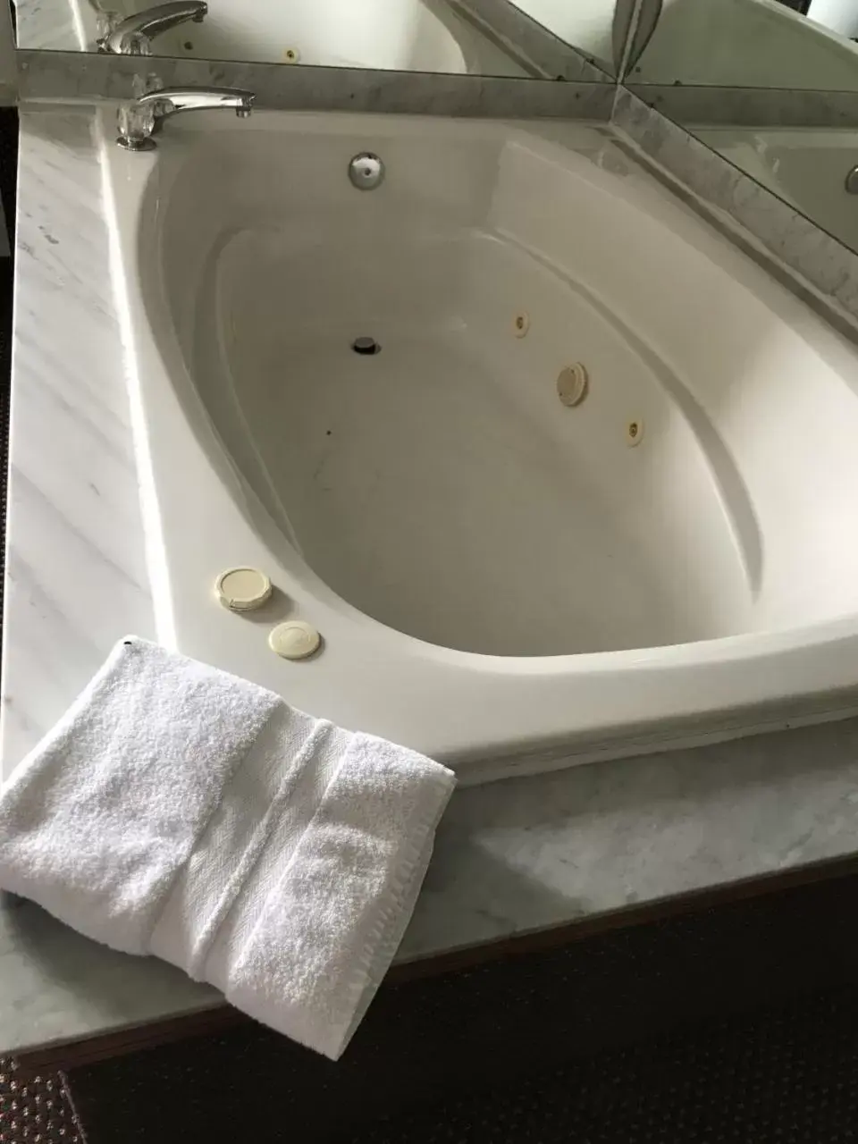 Hot Tub, Bathroom in Western Motel