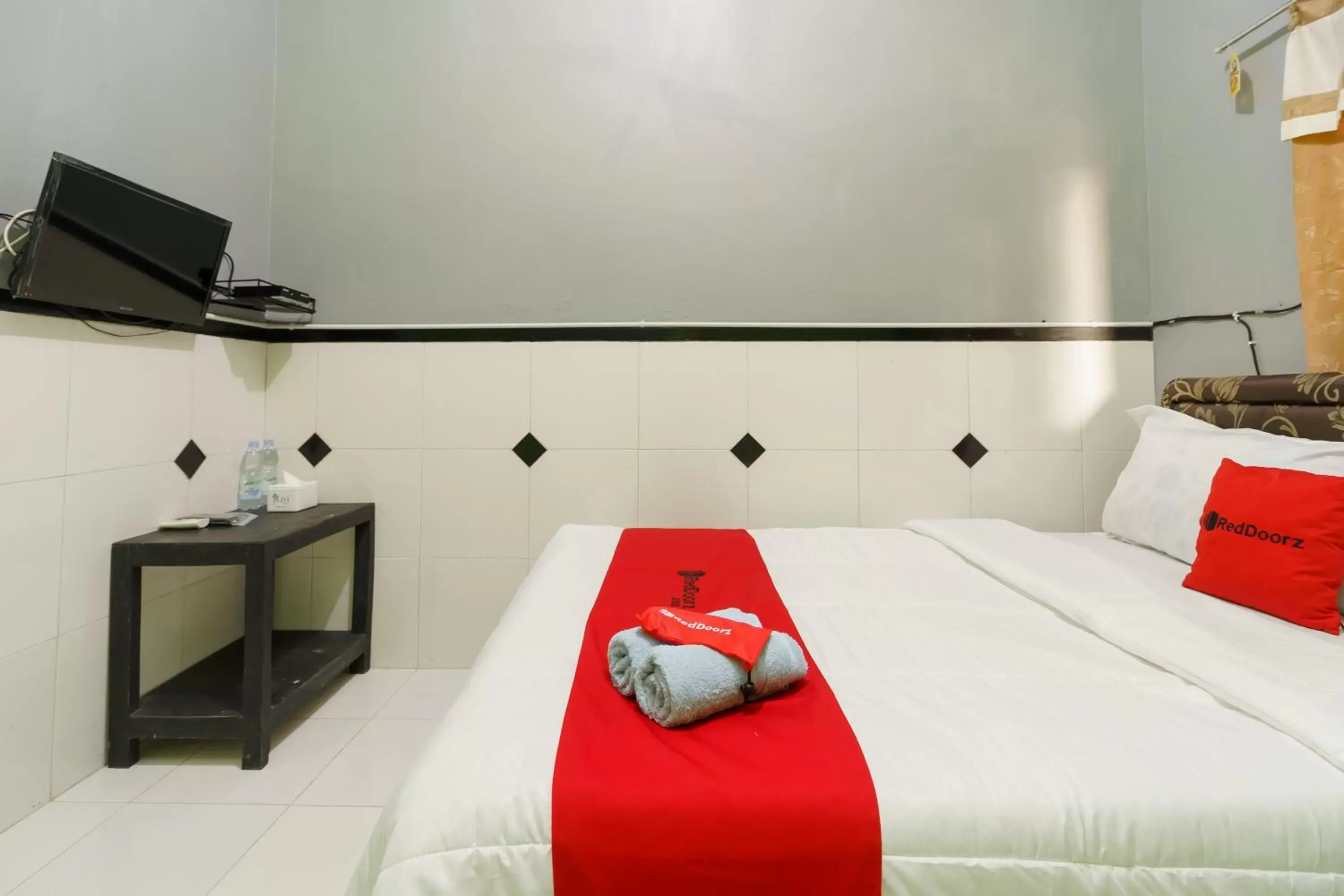 Bed in RedDoorz Syariah near Ciledug Station