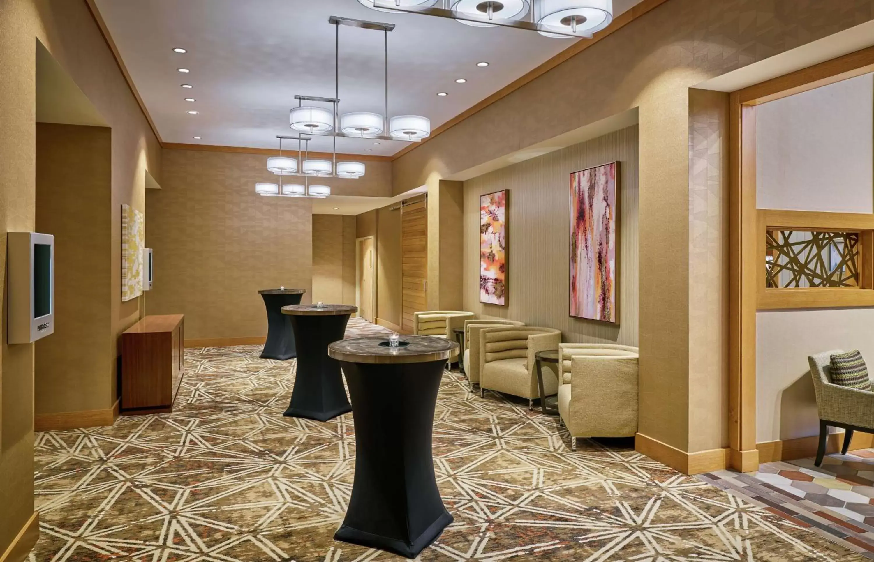 Dining area in DoubleTree by Hilton Houston Intercontinental Airport