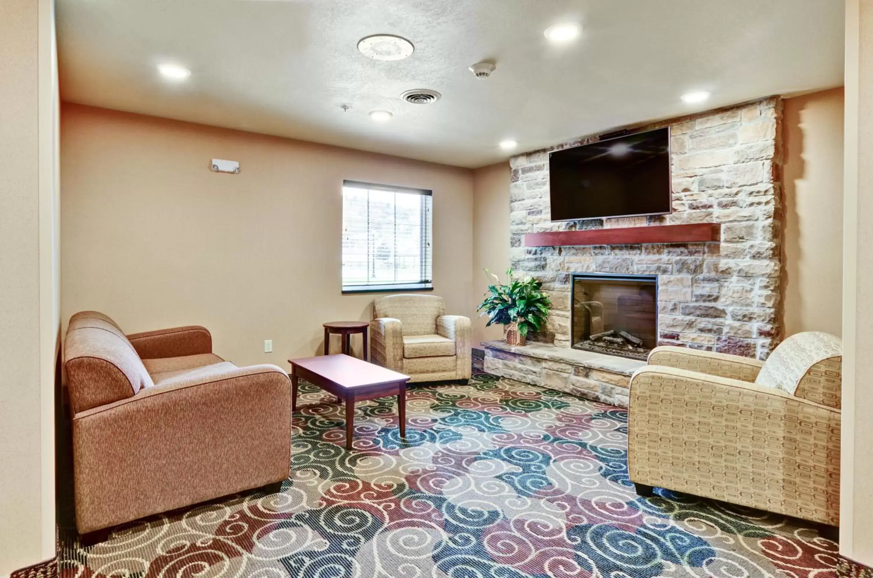 Communal lounge/ TV room, Seating Area in Cobblestone Inn & Suites - Ambridge