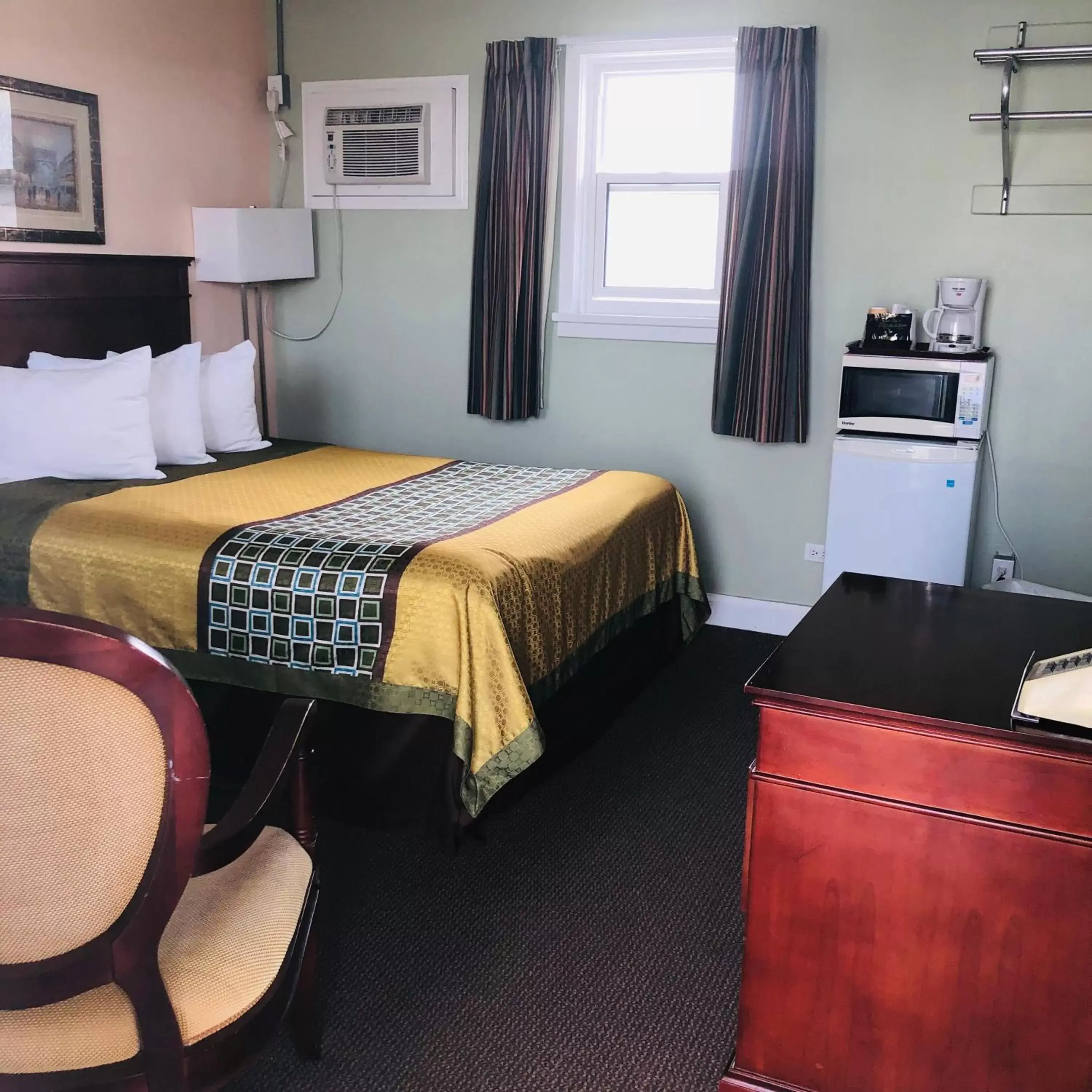 Bed in Perth Plaza Inn & Suites