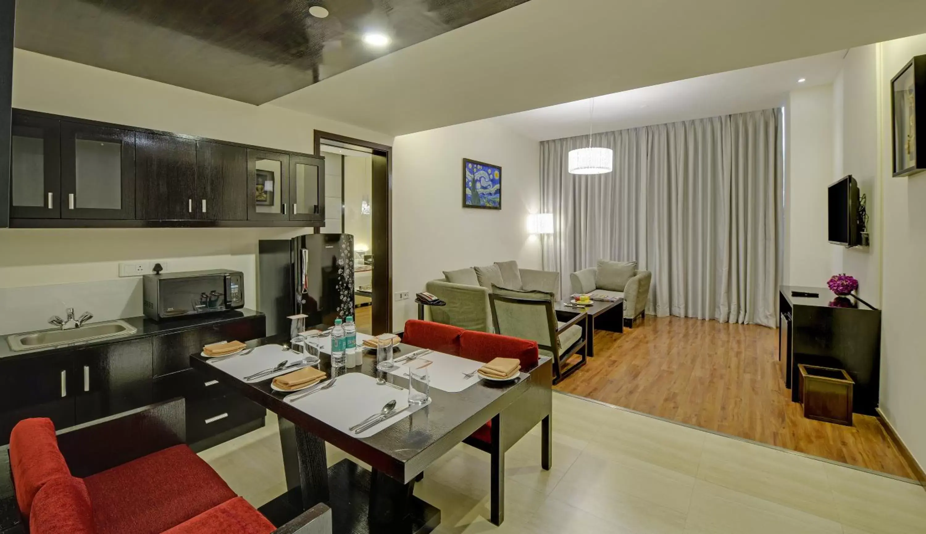 Kitchen or kitchenette, Dining Area in E Hotel