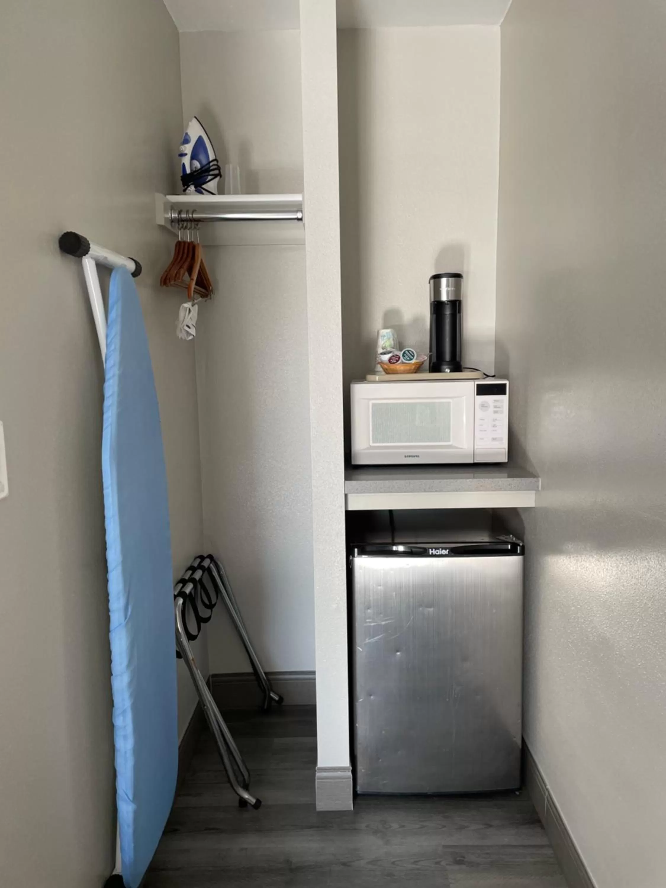 Coffee/tea facilities in University Inn at San Luis Obispo