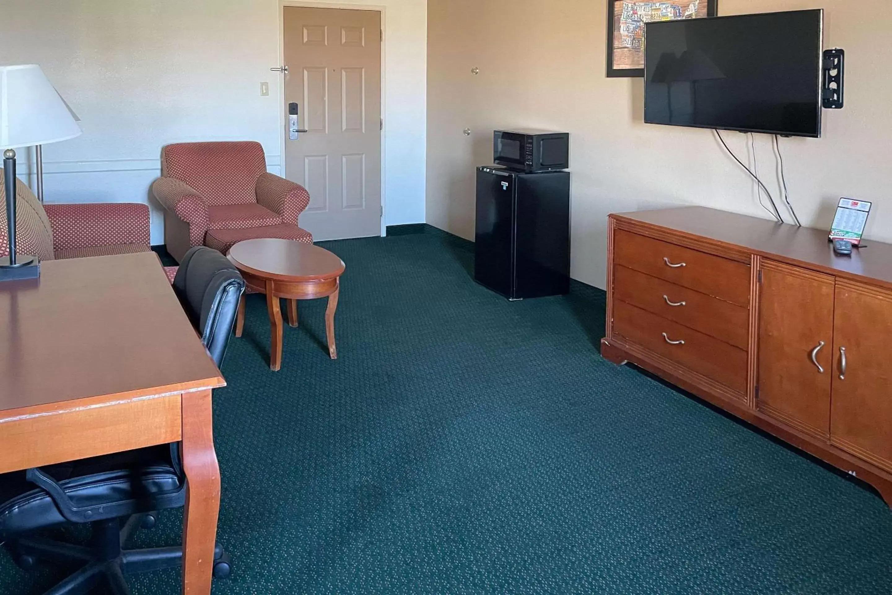 Bedroom, TV/Entertainment Center in Econo Lodge Kalamazoo