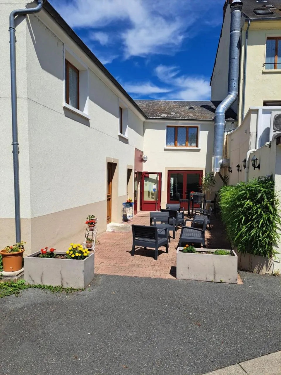 Property building in Logis hôtel Au Relais Nivernais