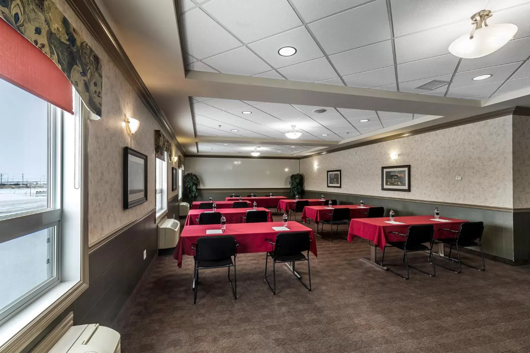 Meeting/conference room in Redwood Inn & Suites