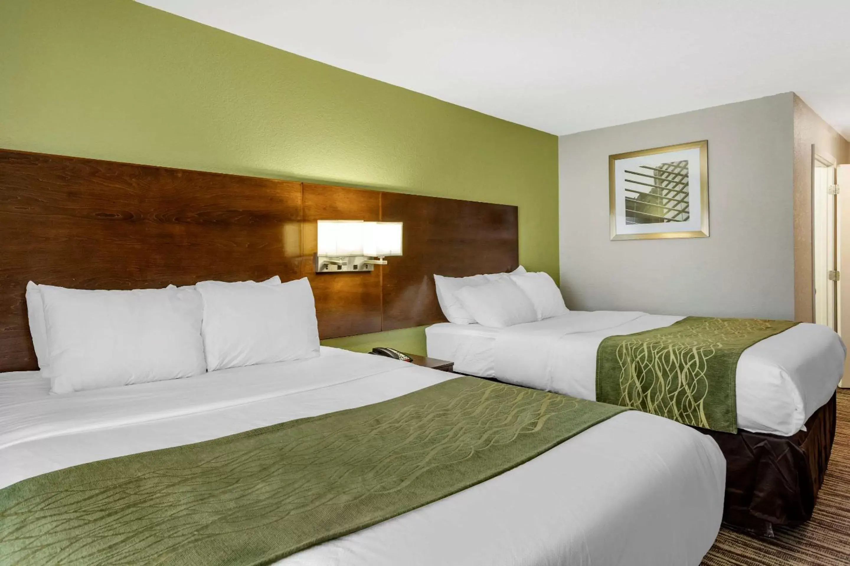 Photo of the whole room, Bed in Comfort Inn & Suites North Little Rock JFK Blvd