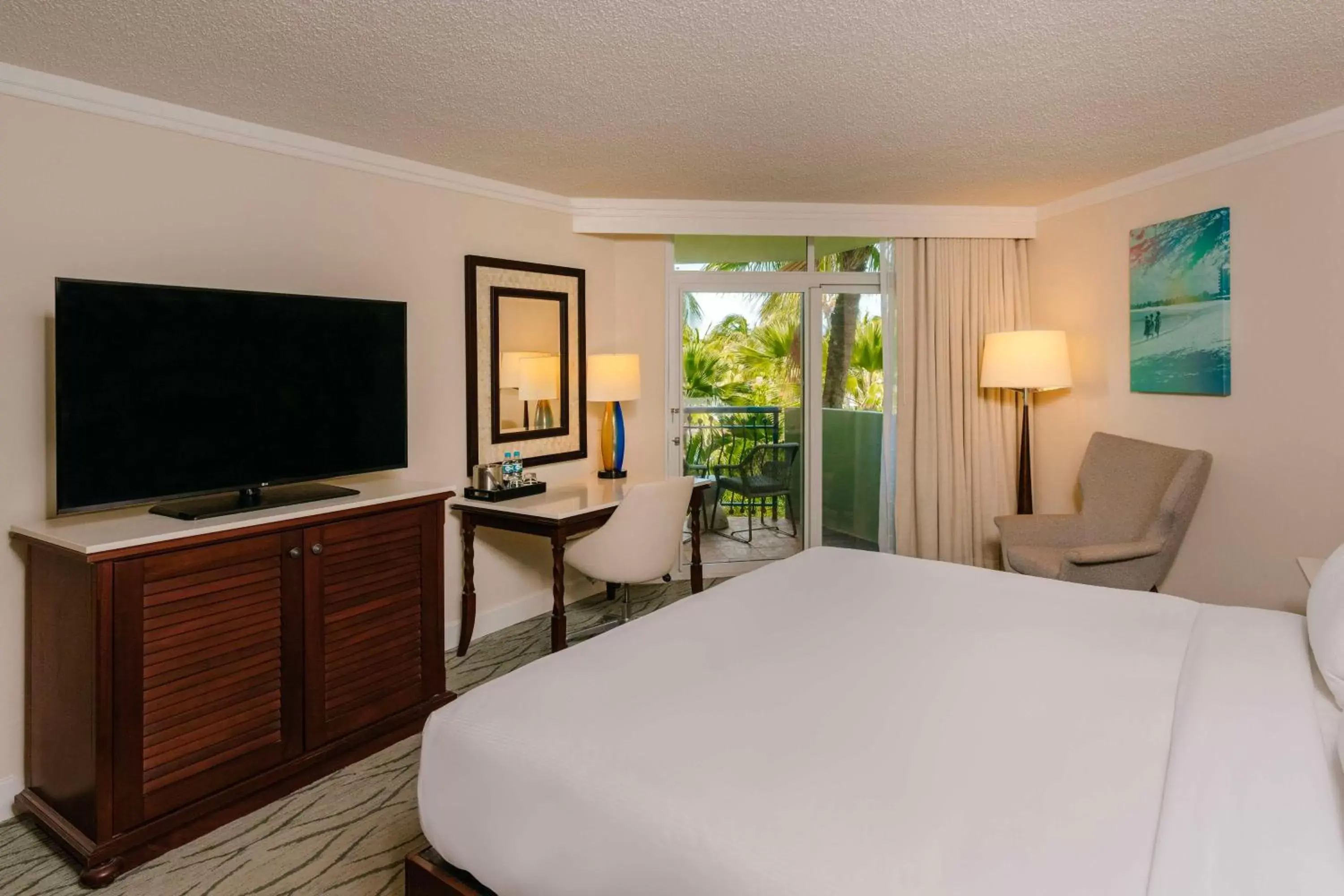 Bed, TV/Entertainment Center in Hilton Aruba Caribbean Resort & Casino