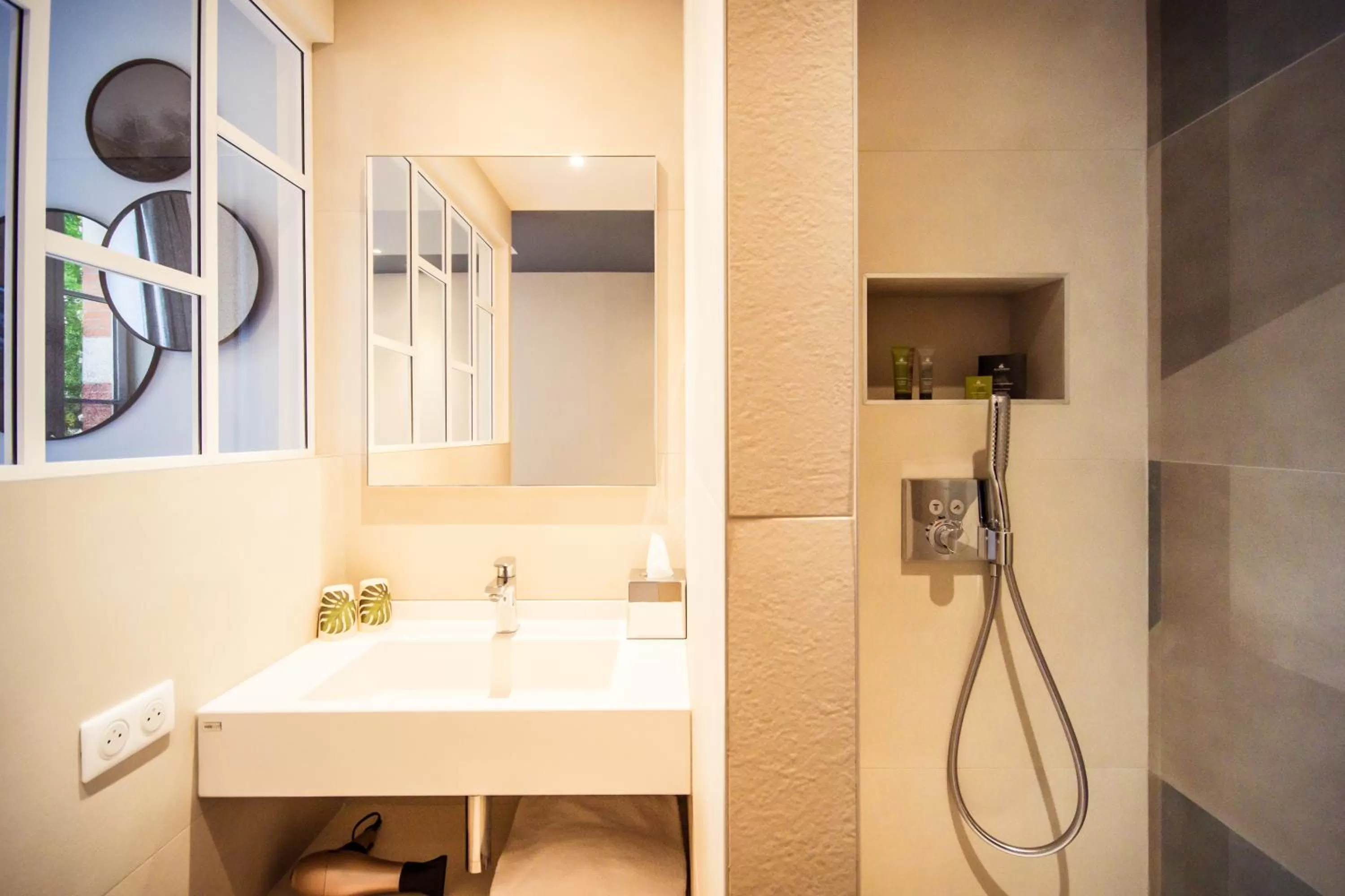 Shower in Logis Villa C Hôtel