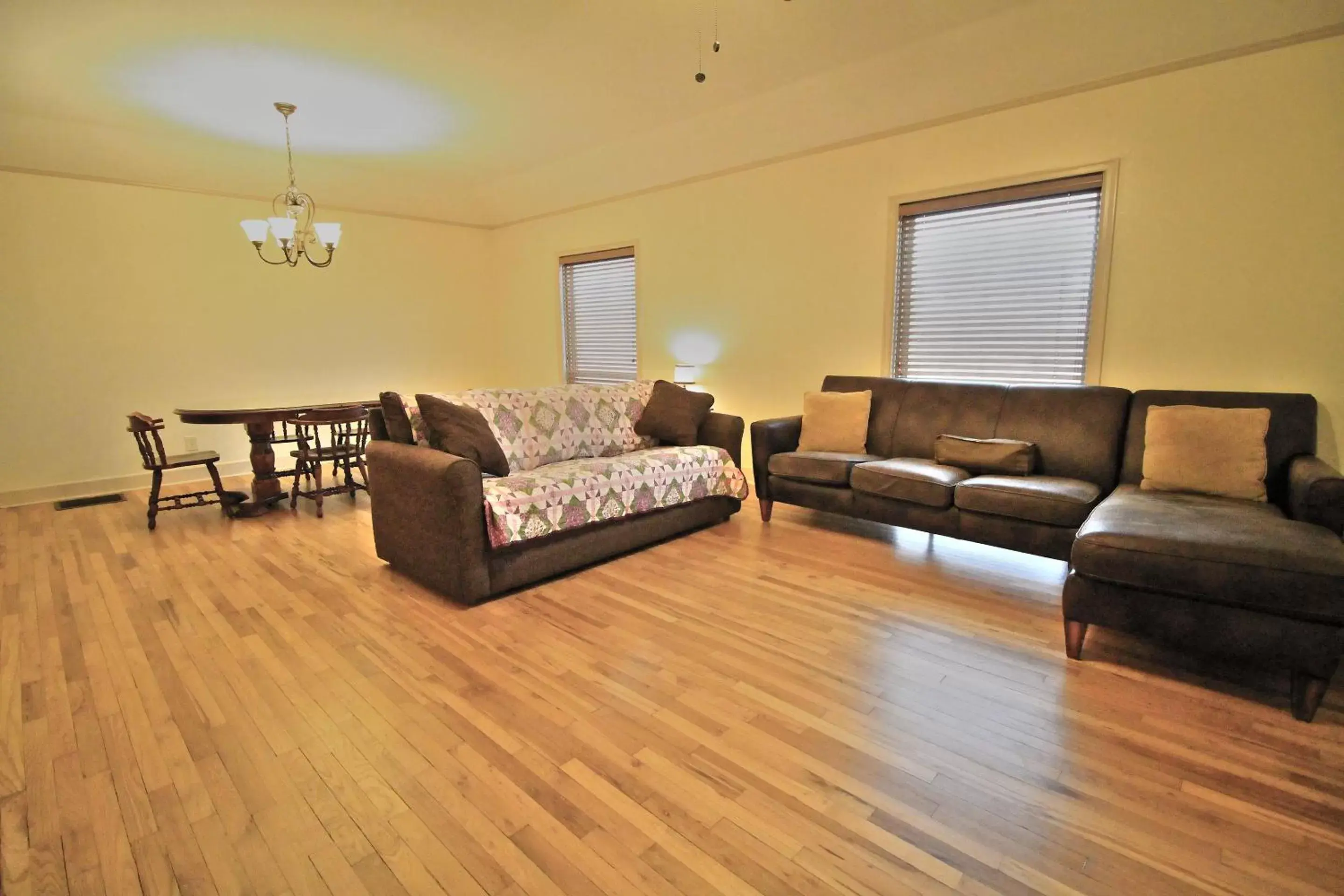 Living room, Seating Area in Peach Tree Inn & Suites