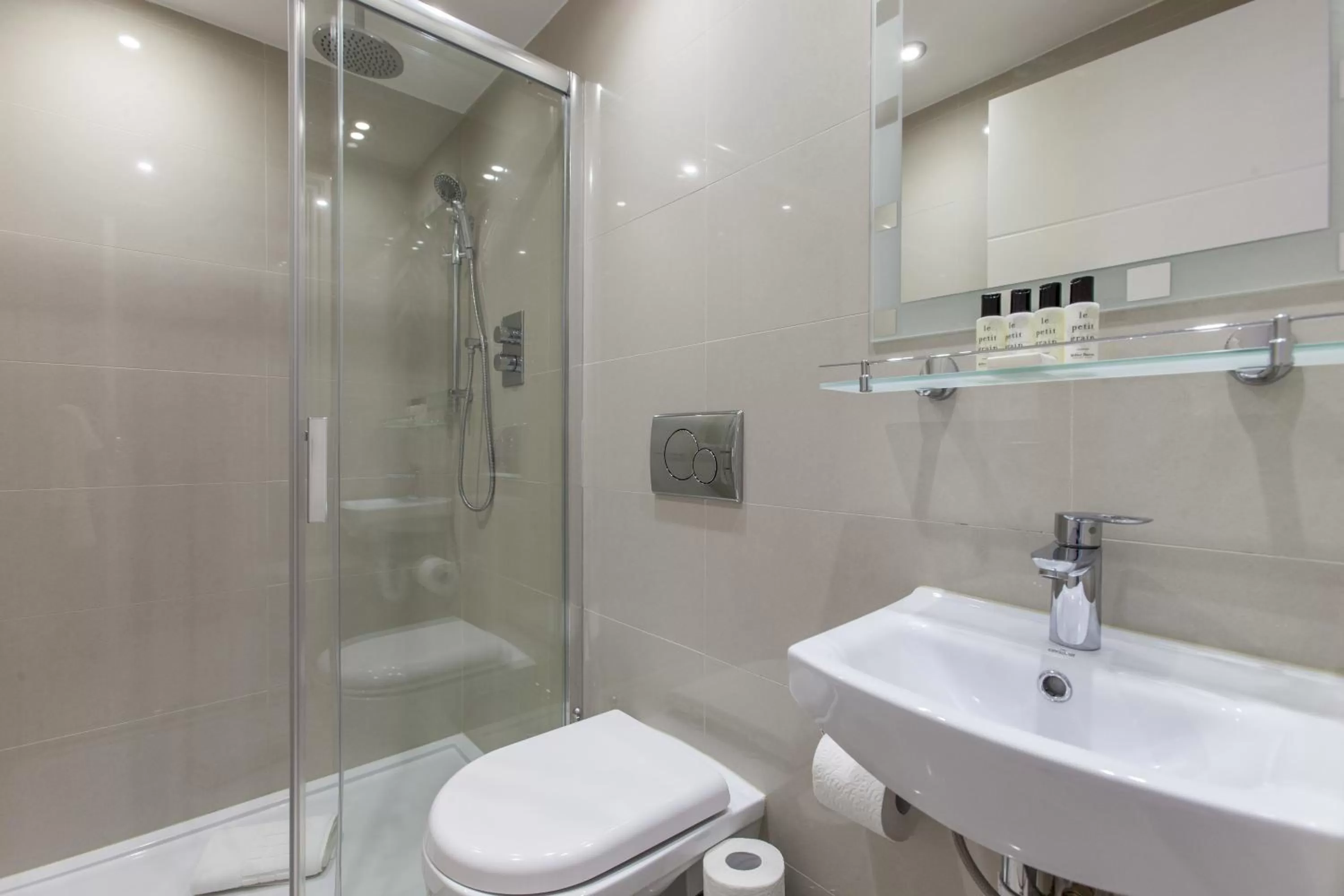 Toilet in Hotel Shepherds Bush London