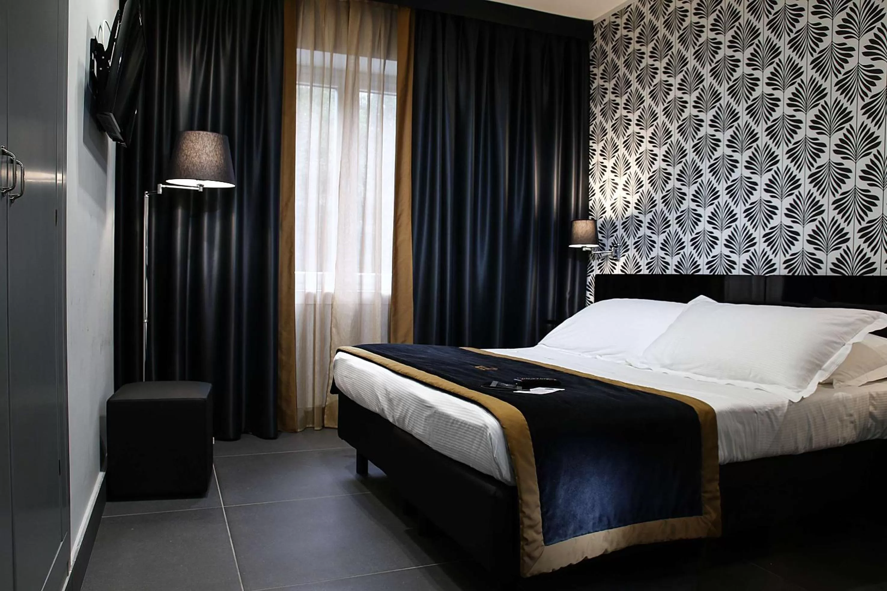 Photo of the whole room, Bed in Best Western JFK Hotel