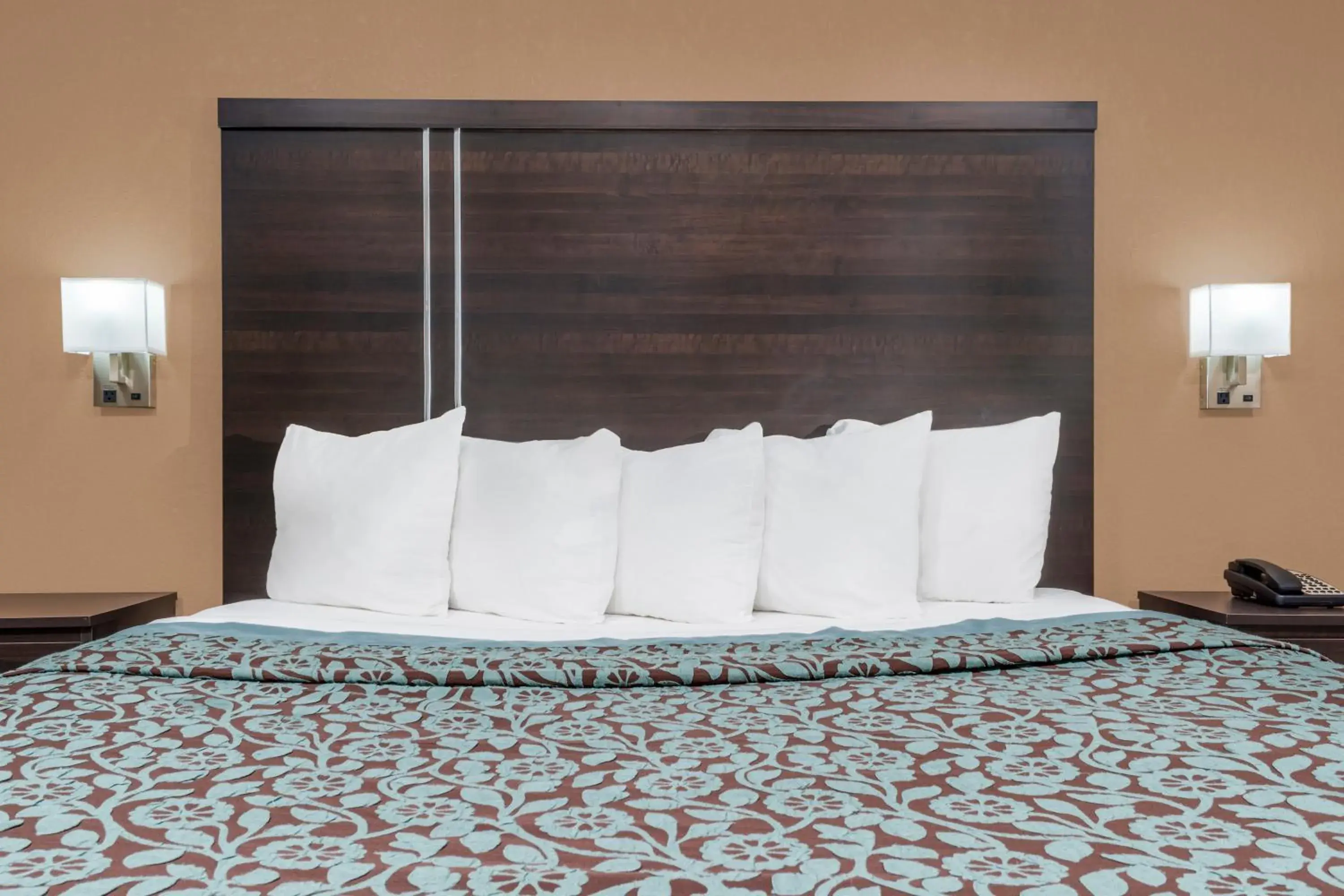 Bed in Days Inn by Wyndham Maumee/Toledo Bed in Days Inn by Wyndham Maumee/Toledo