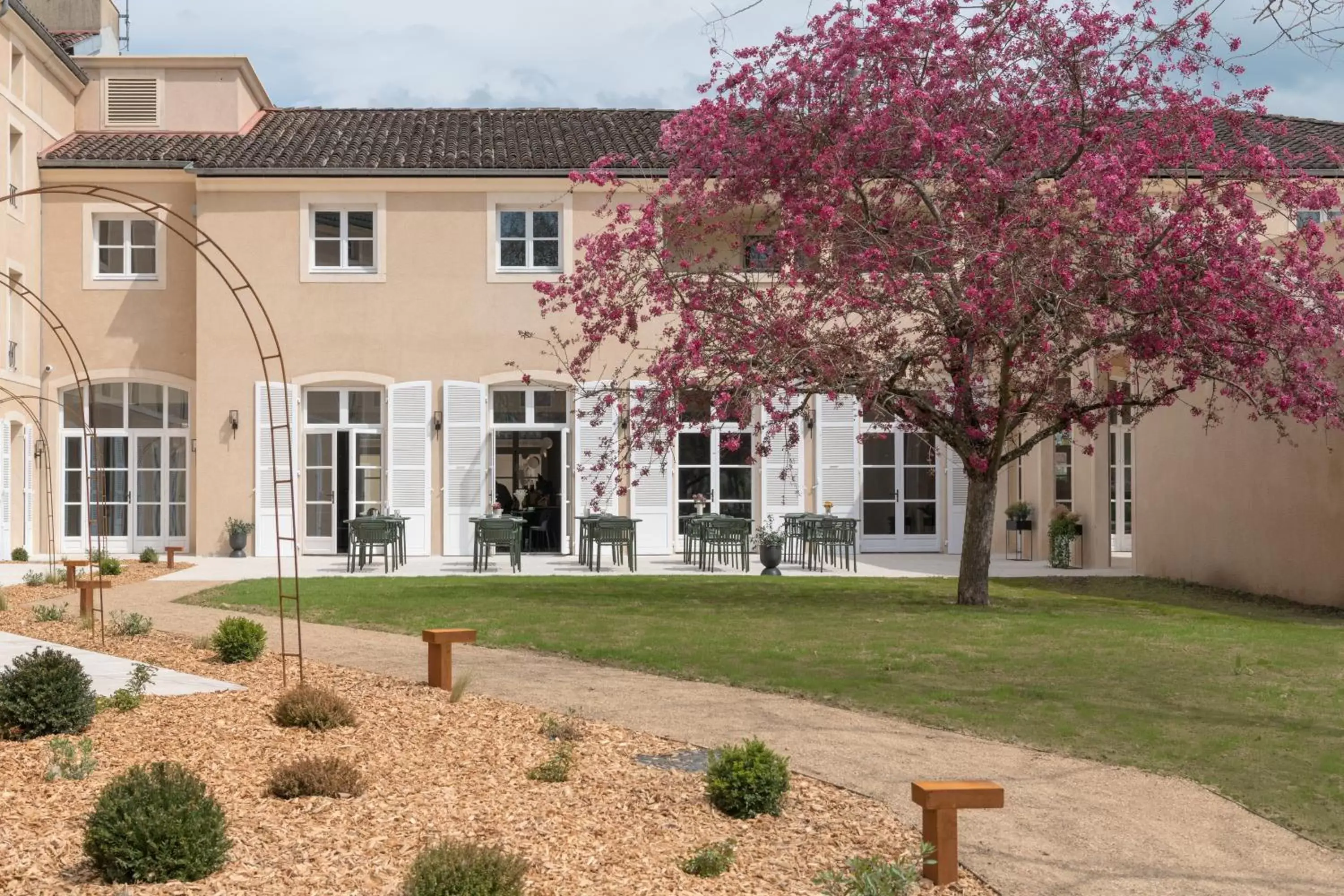 Garden, Property Building in Hôtel Le Prieuré