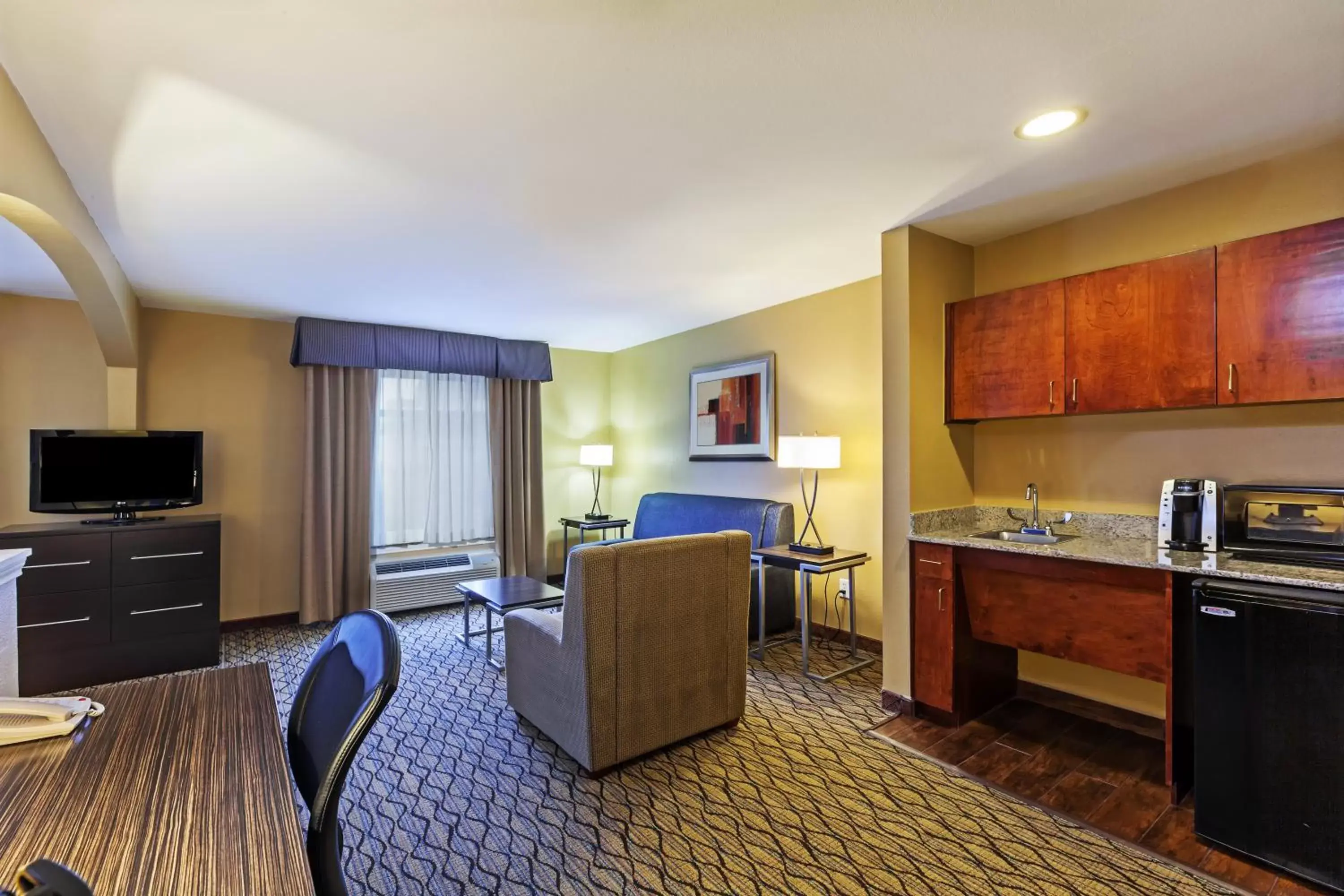 Bedroom, Kitchen/Kitchenette in Holiday Inn Express Hotel & Suites Houston-Downtown Convention Center, an IHG Hotel