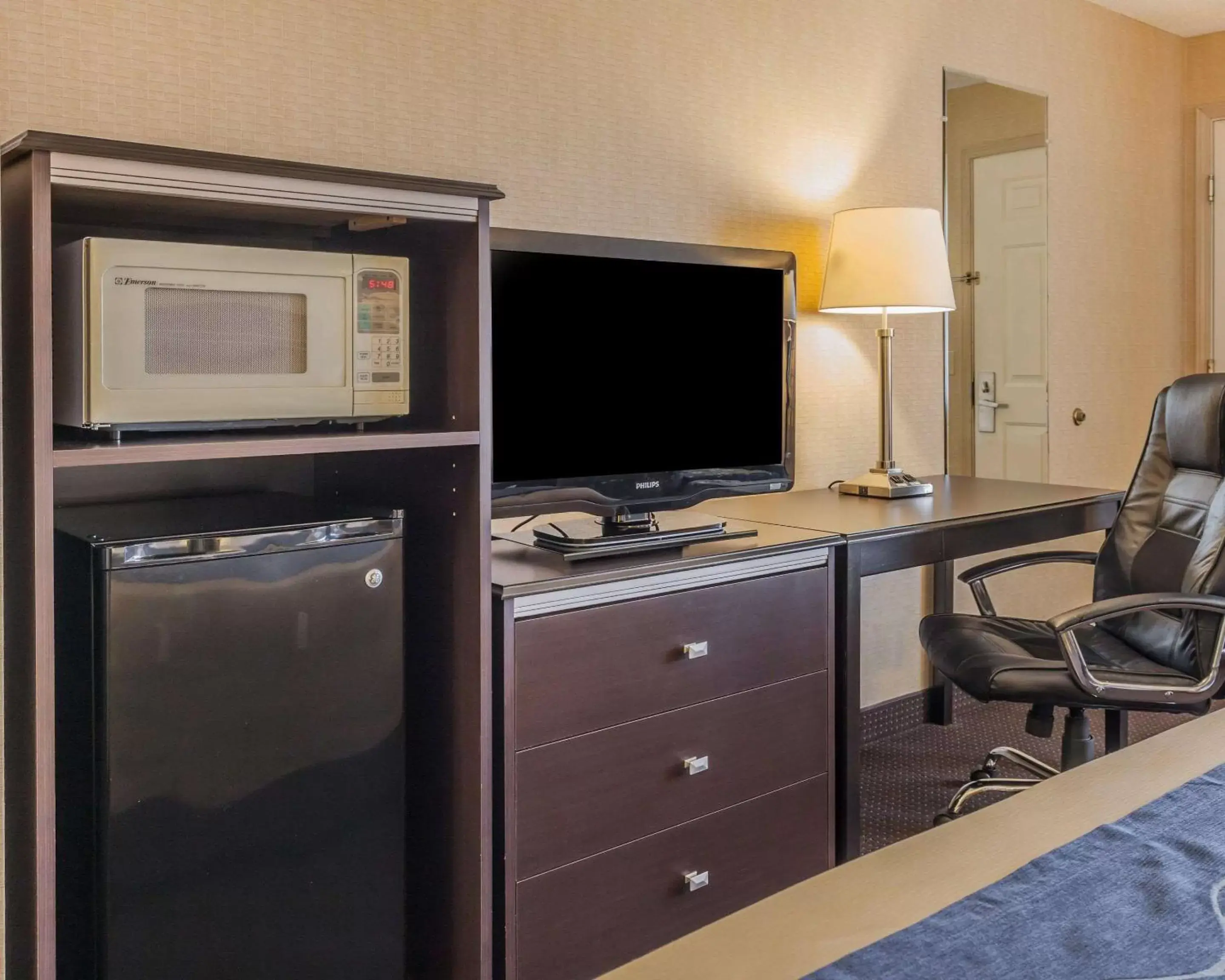 Photo of the whole room, TV/Entertainment Center in Comfort Inn On the Bay