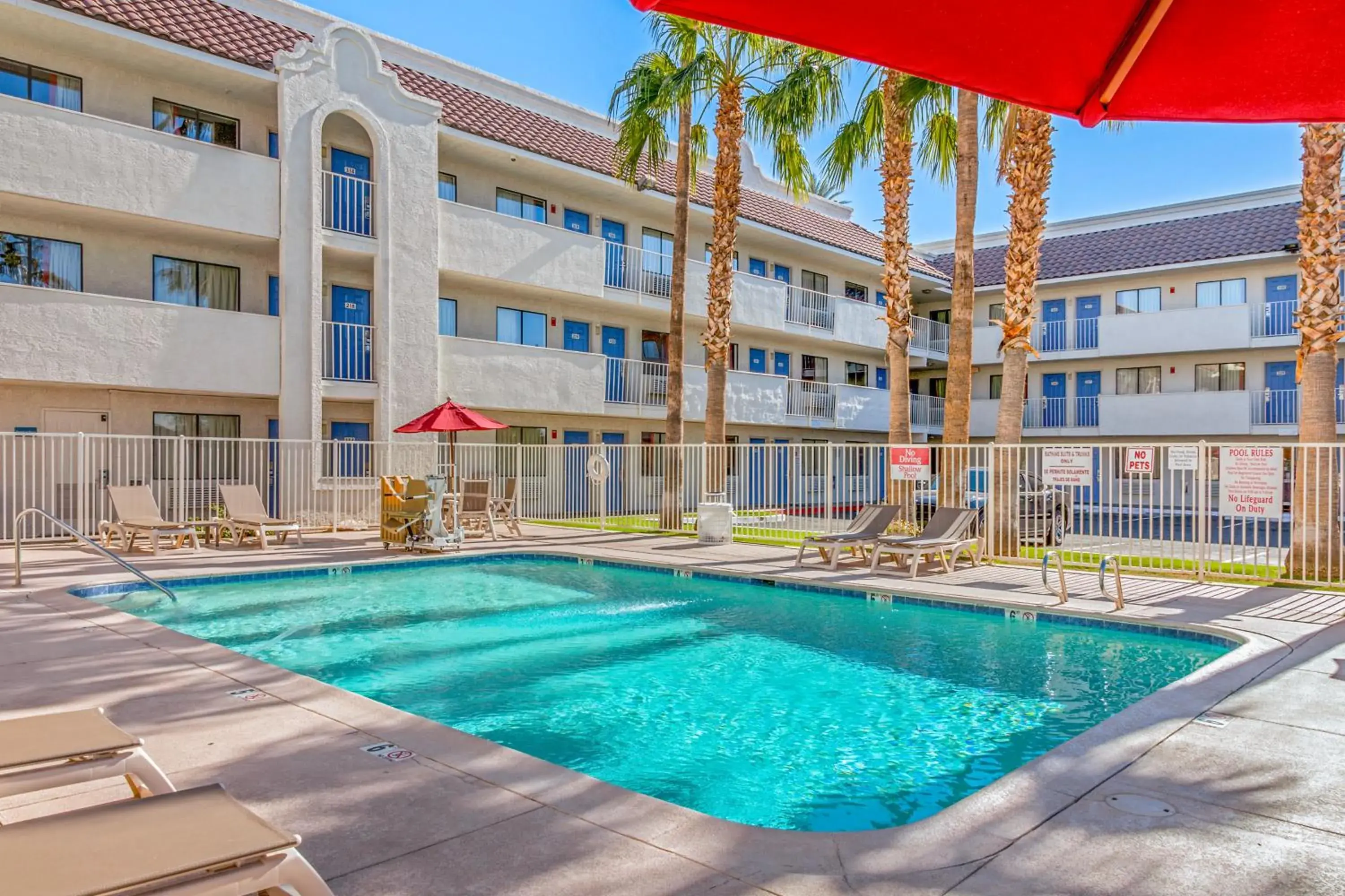 Swimming pool, Property Building in Motel 6-Phoenix, AZ - West