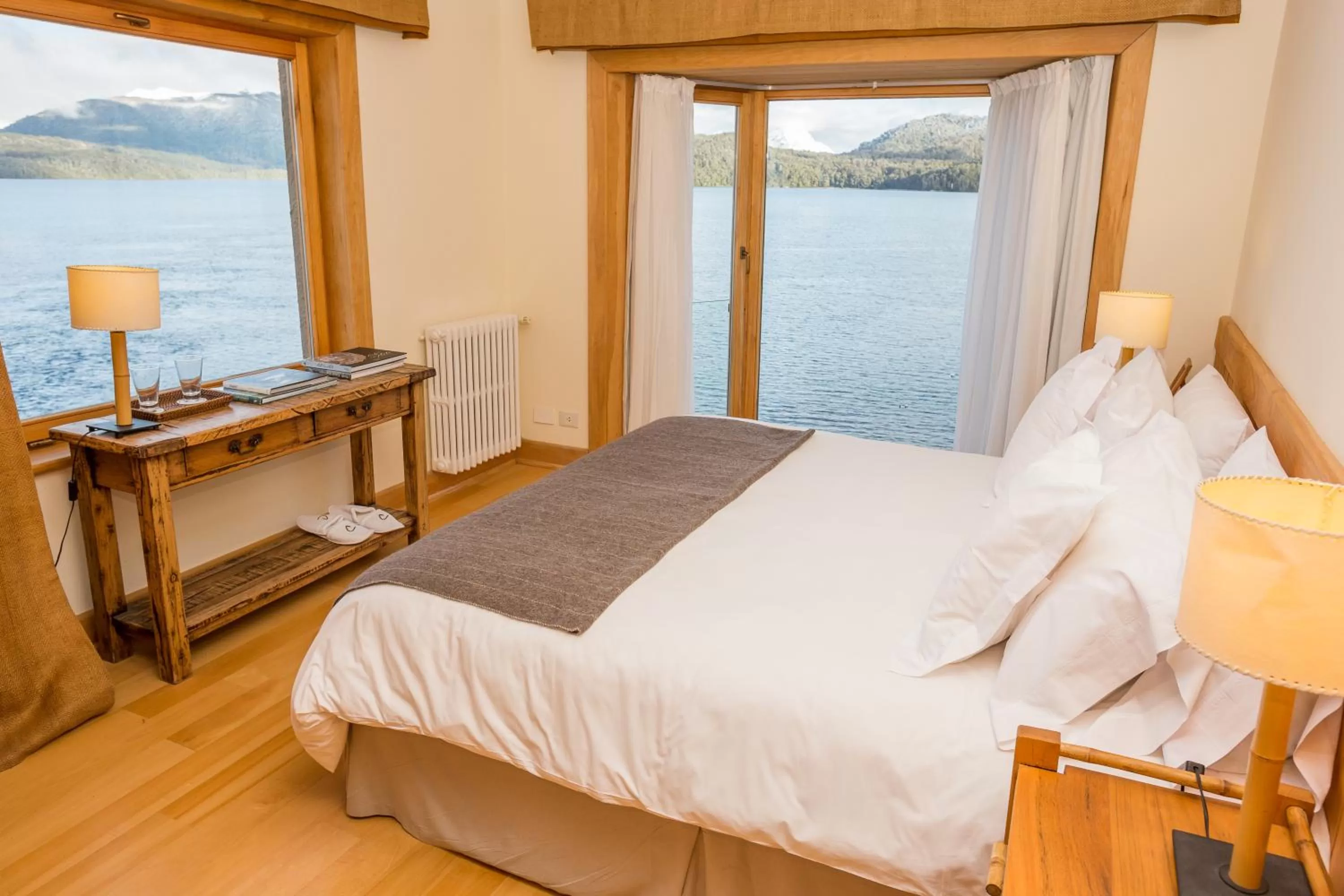 Lake view, Bed in Correntoso Lake & River Hotel