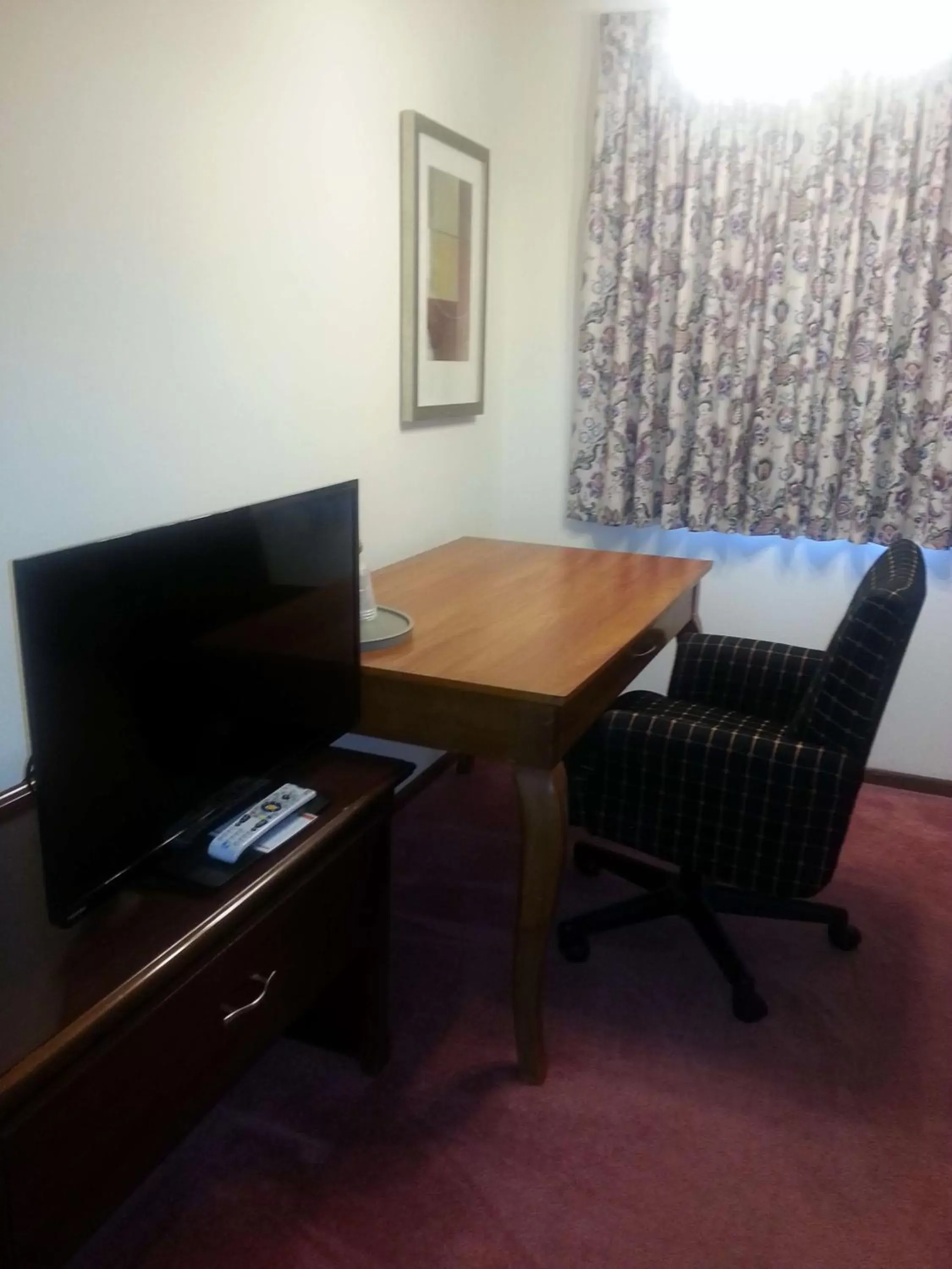 Photo of the whole room, TV/Entertainment Center in Harlan Inn and Suites