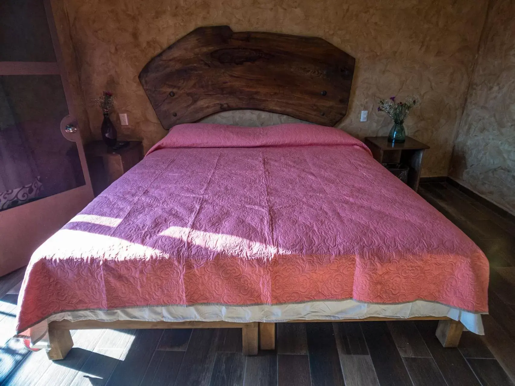 Photo of the whole room, Bed in Flor de Cera